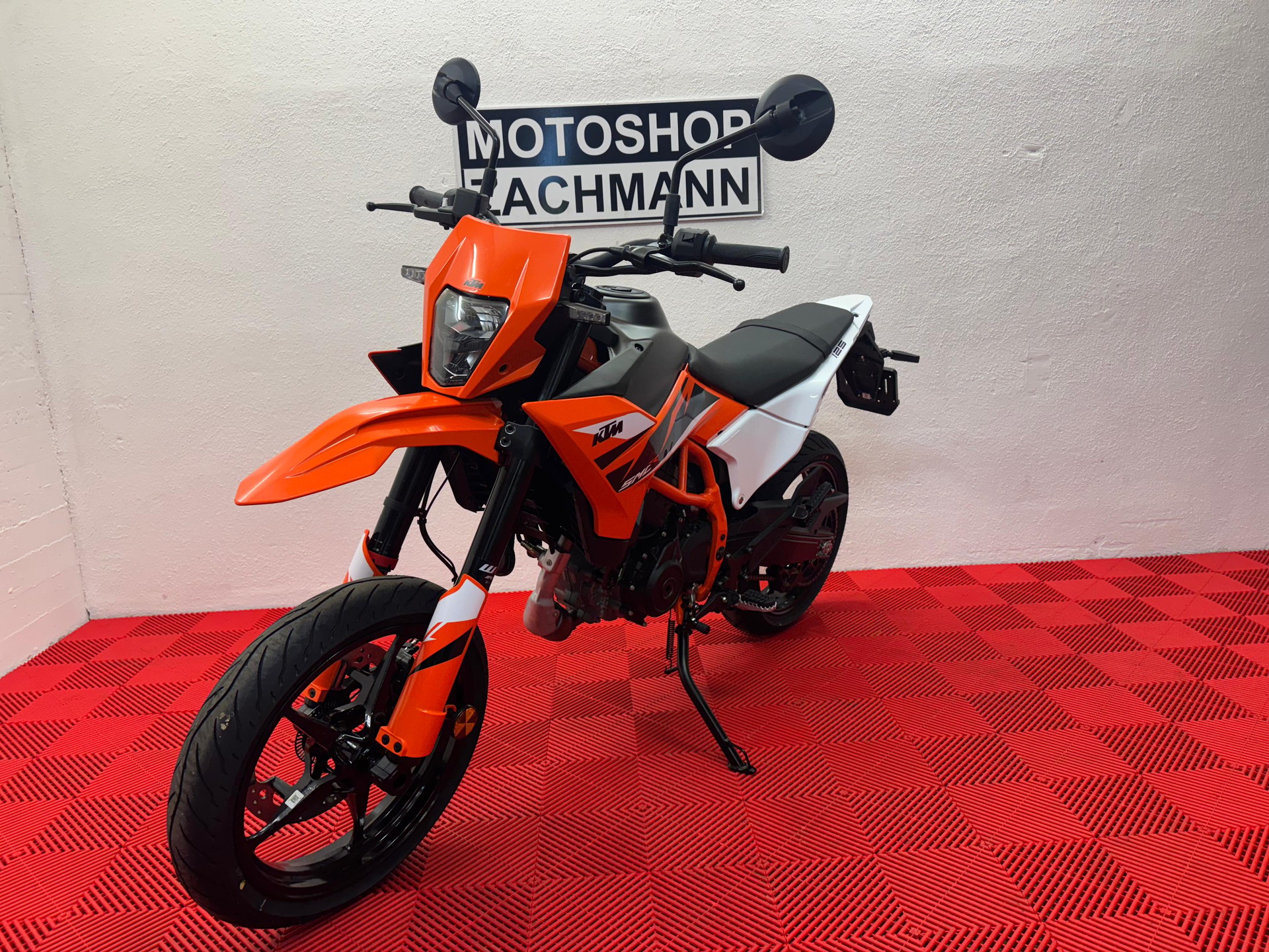 KTM 125 SMC R-showroom-element-1