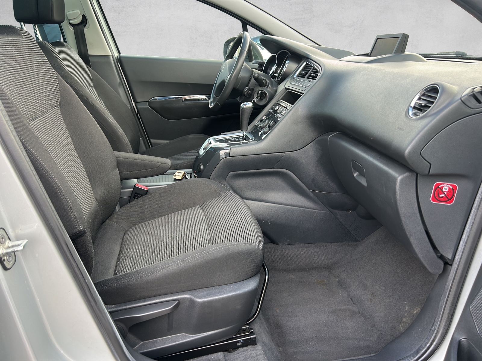 PEUGEOT 5008 1.6 16V T Sport Pack Automatic-image-10