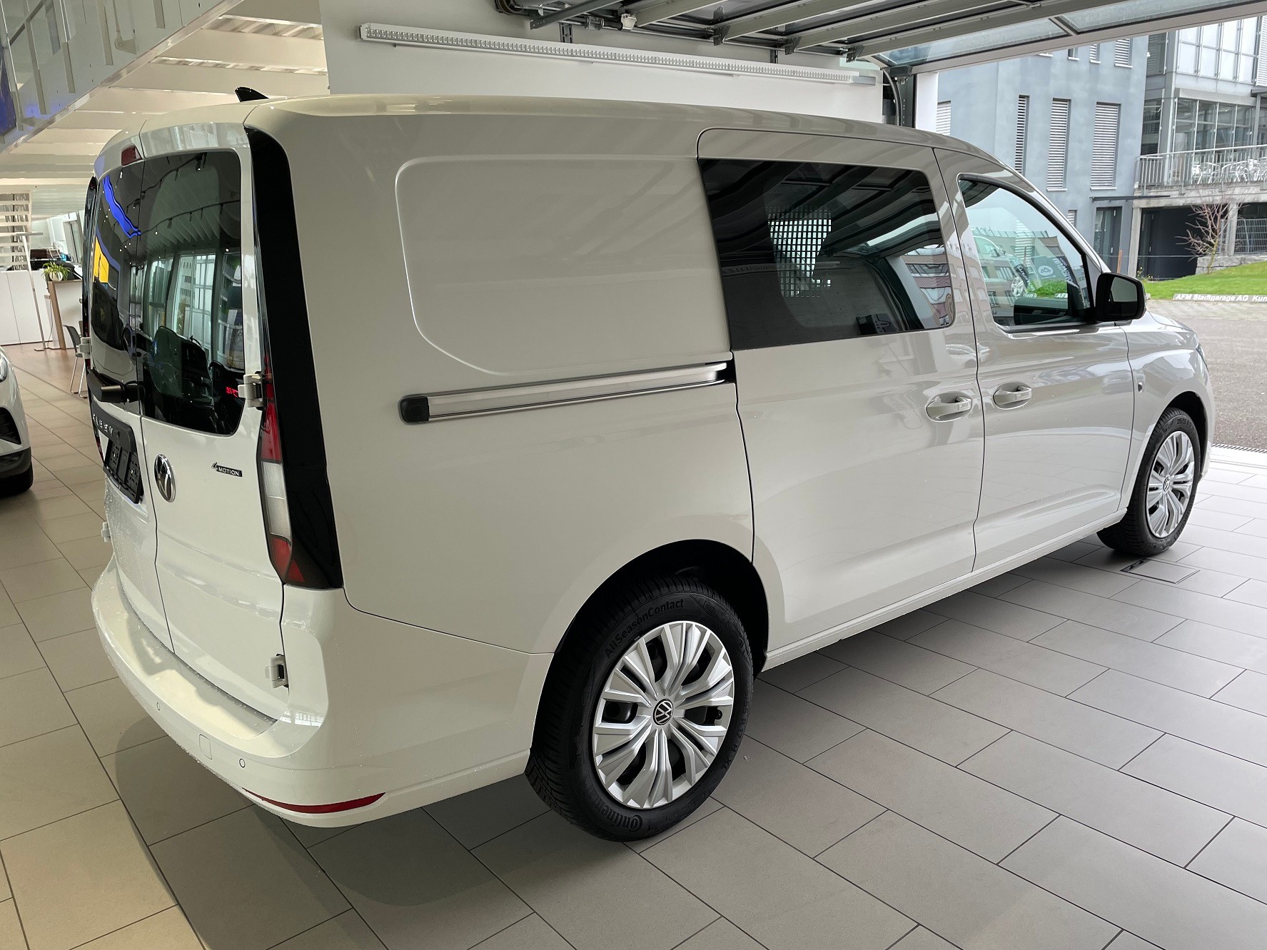 VW Caddy Cargo 2.0TDI Maxi 4Motion-image-1