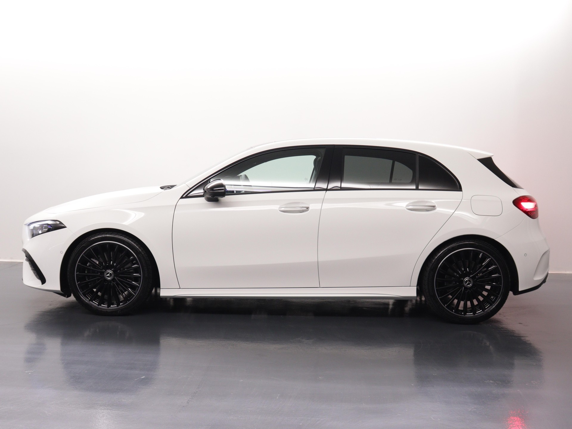 MERCEDES-BENZ A 250 AMG Line 4m-image-2