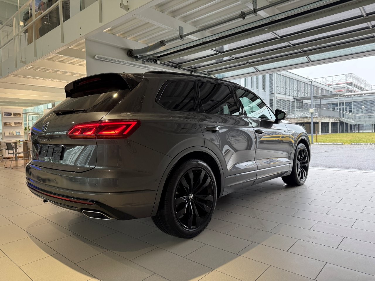 VW Touareg 3.0 TDI R Line Limited Tiptronic-image-3