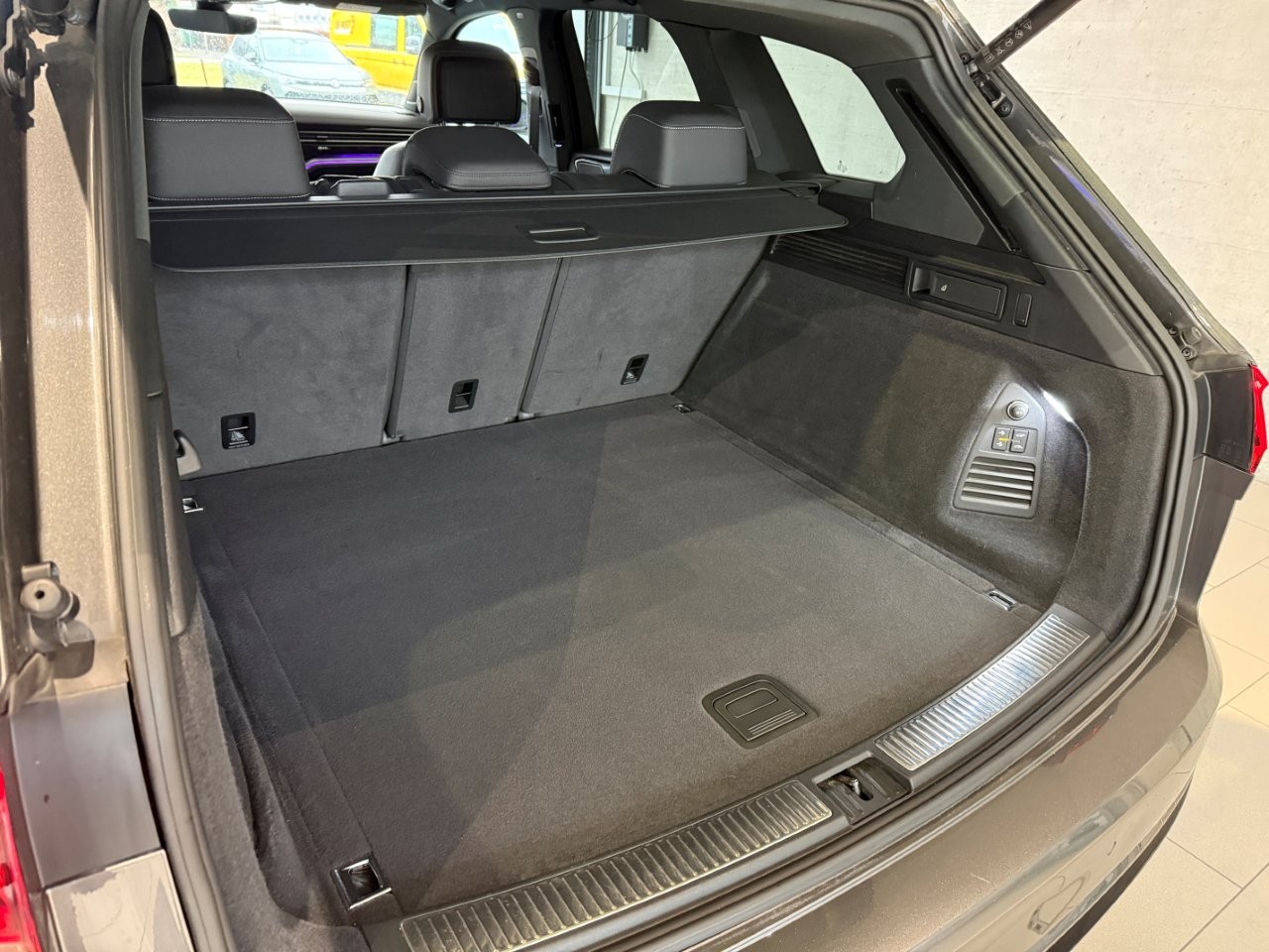 VW Touareg 3.0 TDI R Line Limited Tiptronic-image-7