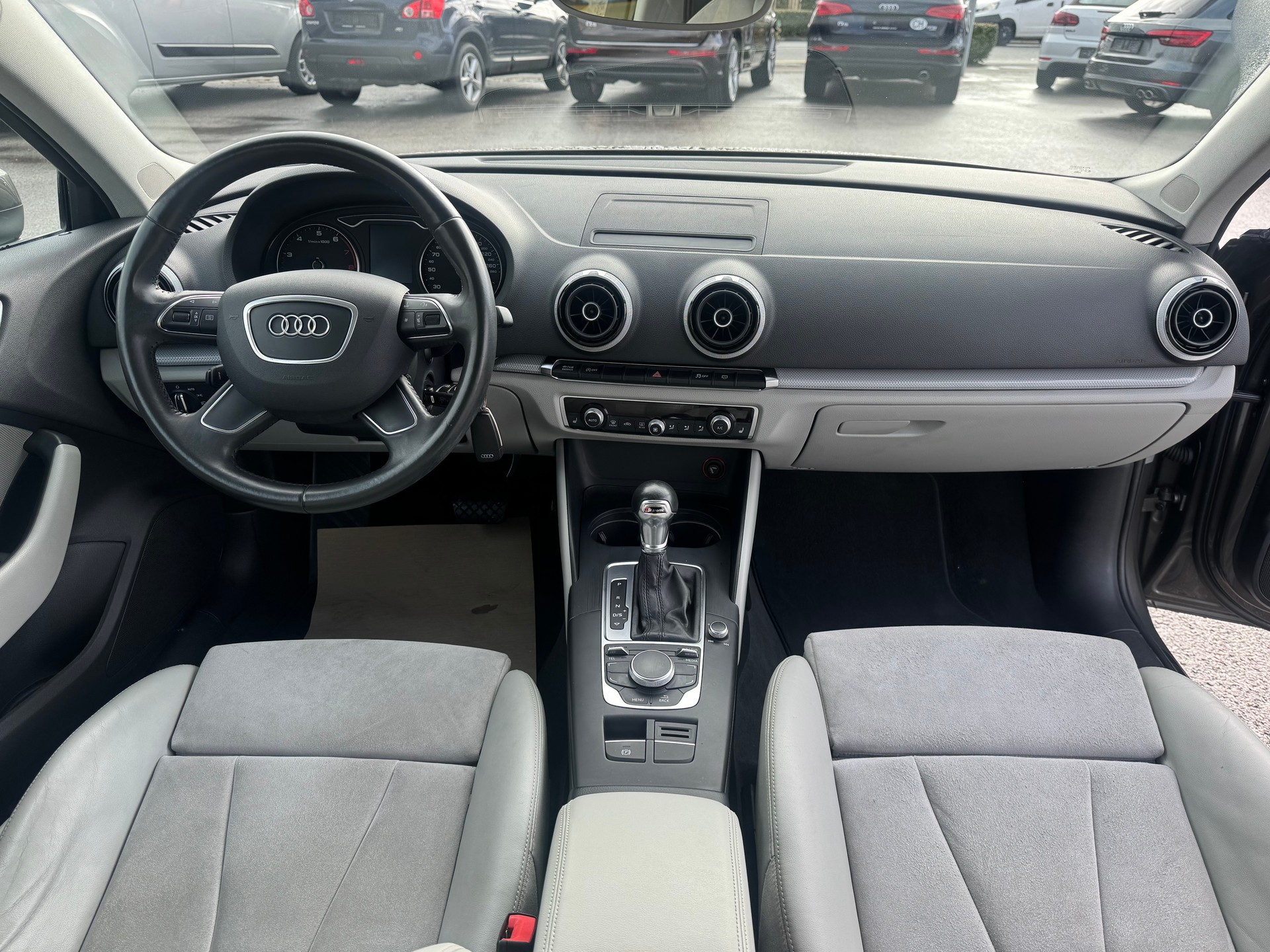 AUDI A3 1.8 TFSI Ambiente S-tronic-image-12