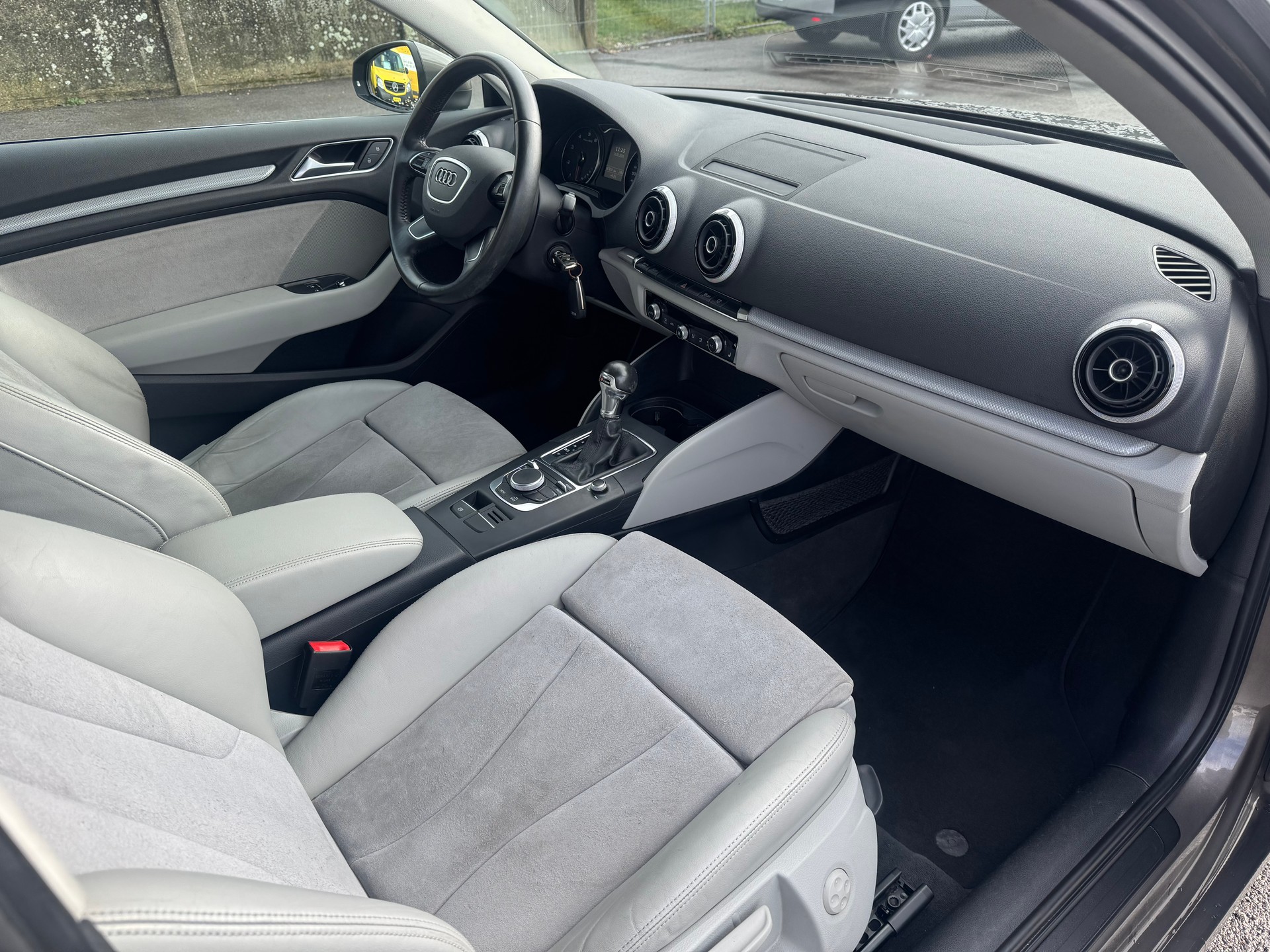 AUDI A3 1.8 TFSI Ambiente S-tronic-image-8