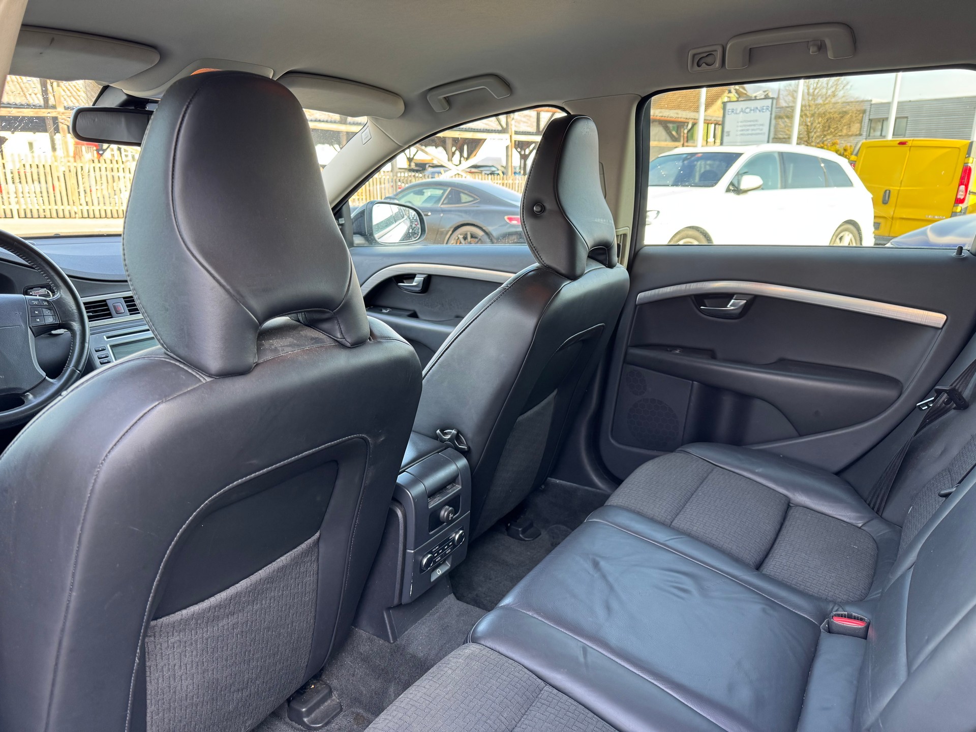 VOLVO V70 2.4D Momentum Geartronic-image-9