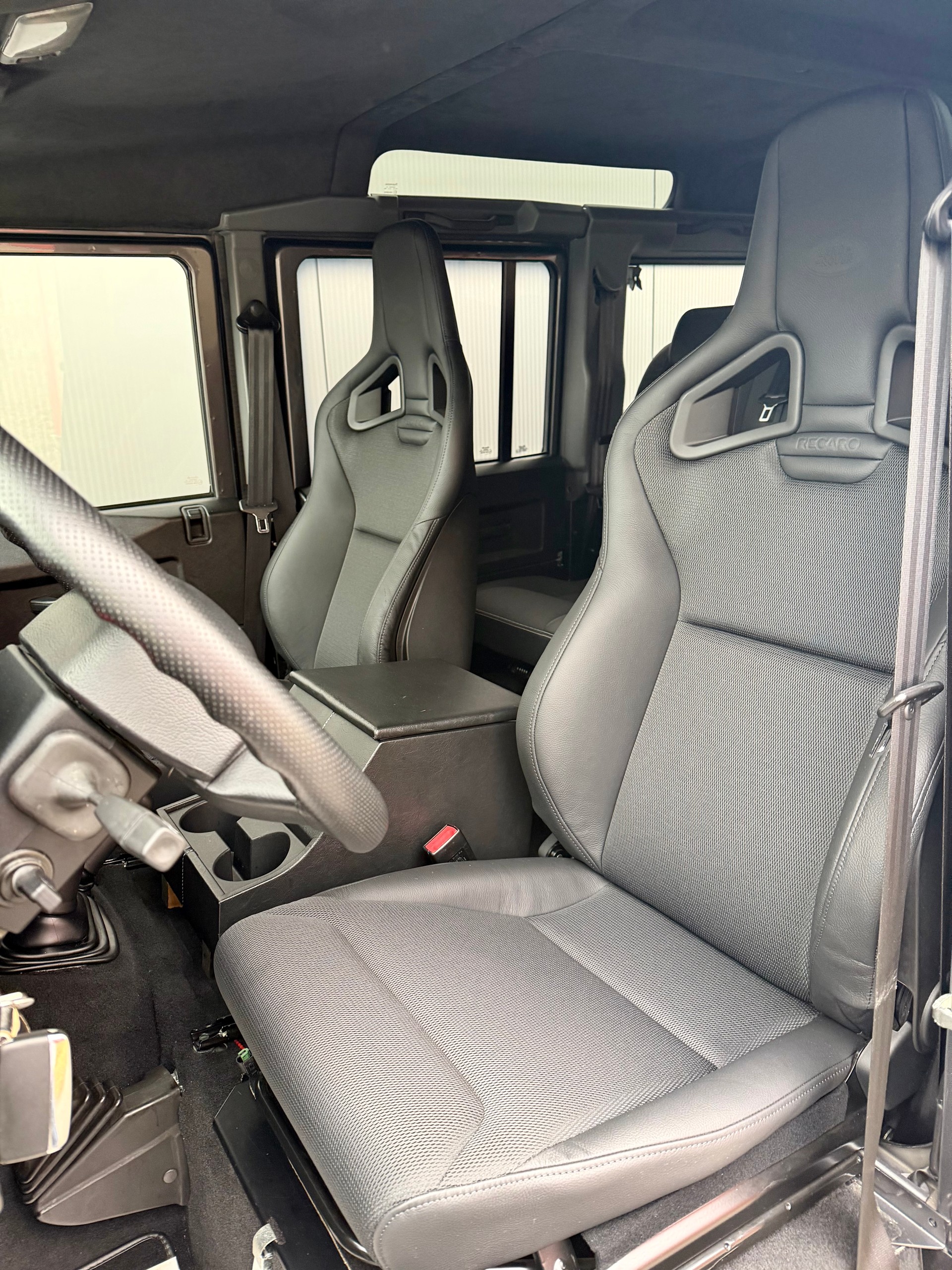 LAND ROVER Defender 110 TD4 67YRS *RECARO*-image-6