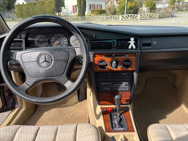MERCEDES-BENZ 190 E 2.3-image-4