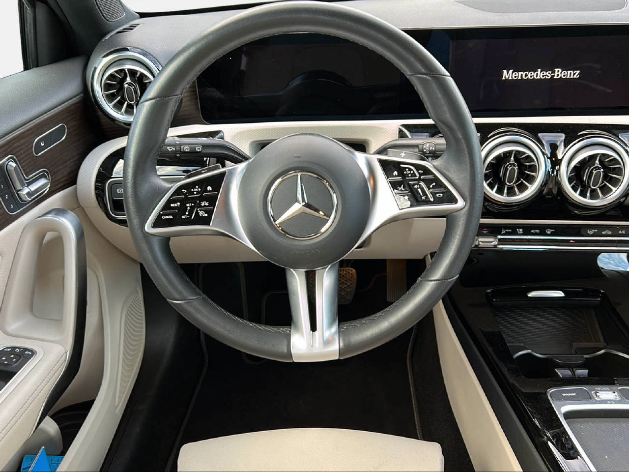 MERCEDES-BENZ A 250 e EQ Star Progressive-image-5