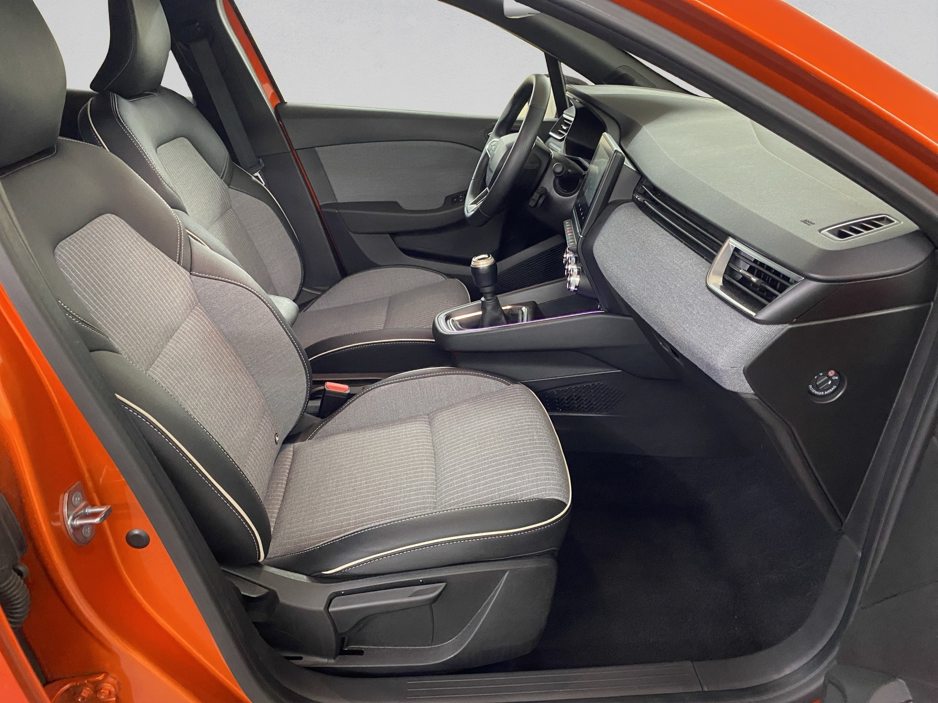 RENAULT Clio 1.0 Techno-image-17