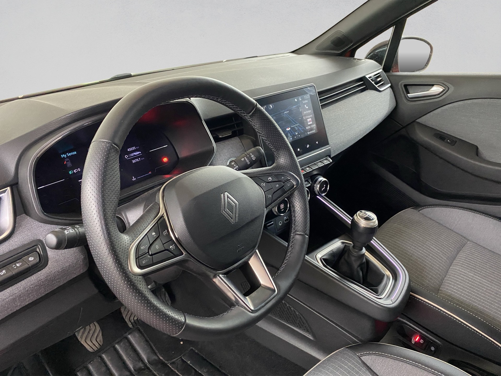 RENAULT Clio 1.0 Techno-image-9