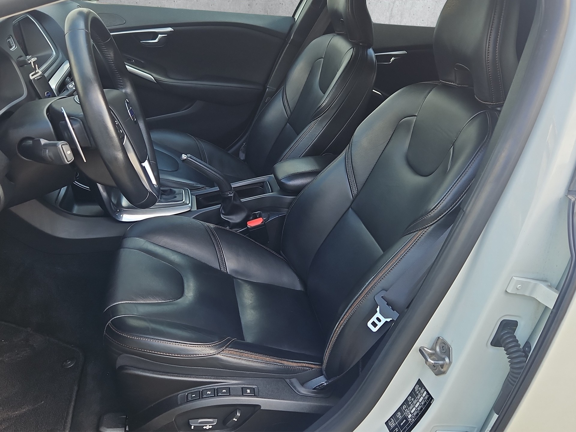 VOLVO V40 Cross Country T5 AWD Summum Geartronic-image-8