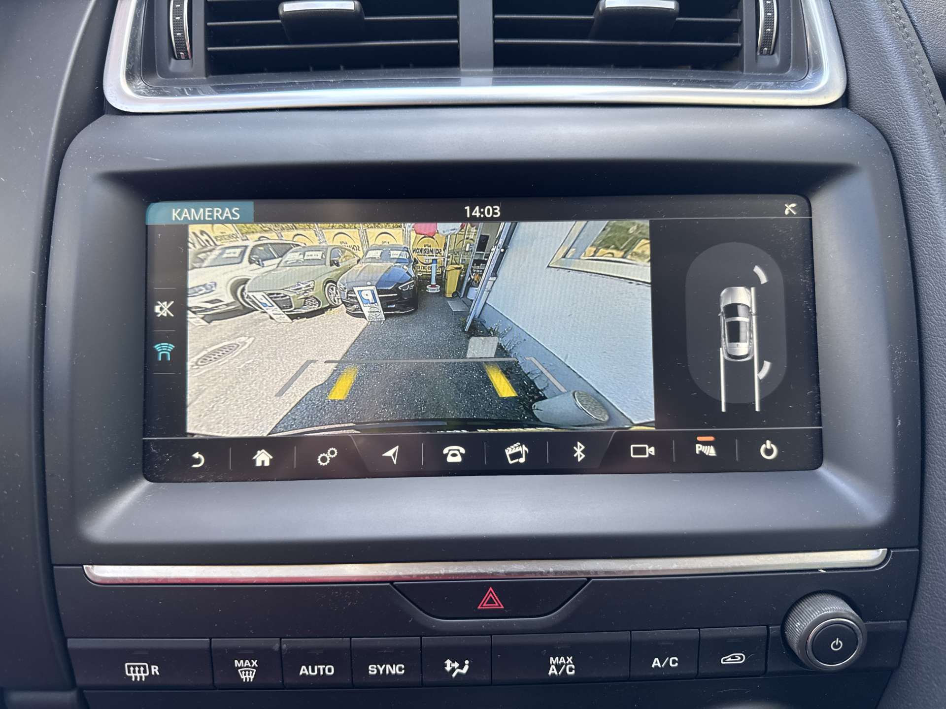 JAGUAR E-Pace 2.0d D150 AWD Automat-image-10