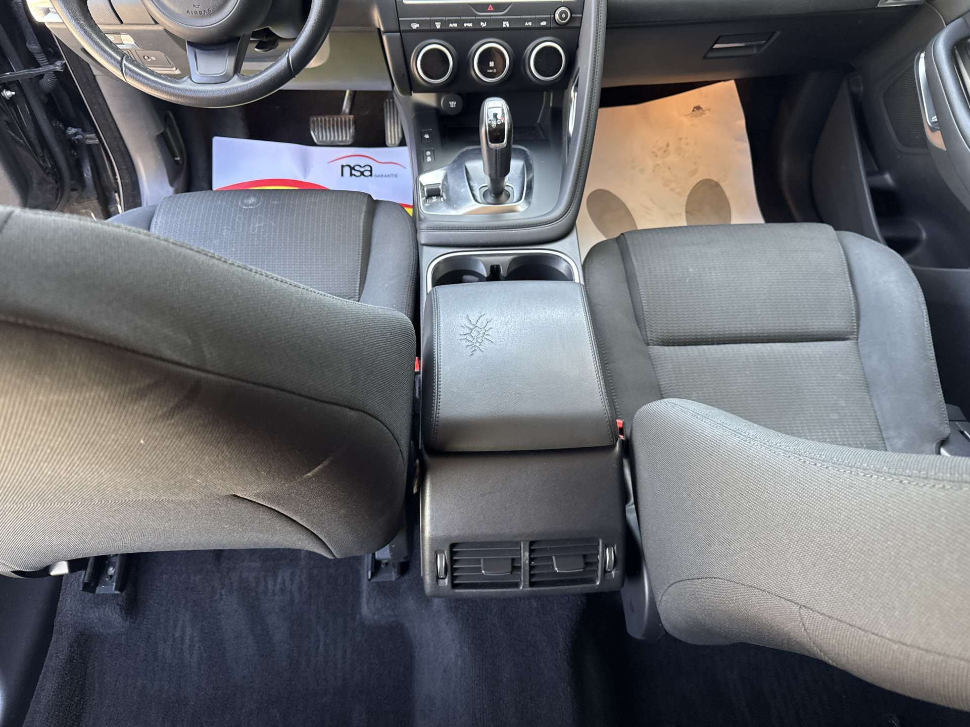 JAGUAR E-Pace 2.0d D150 AWD Automat-image-13