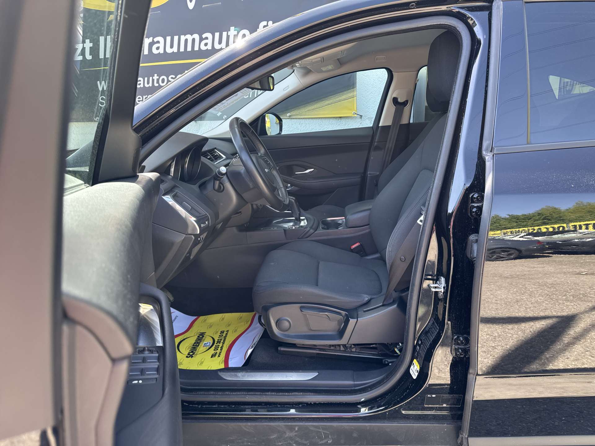 JAGUAR E-Pace 2.0d D150 AWD Automat-image-6