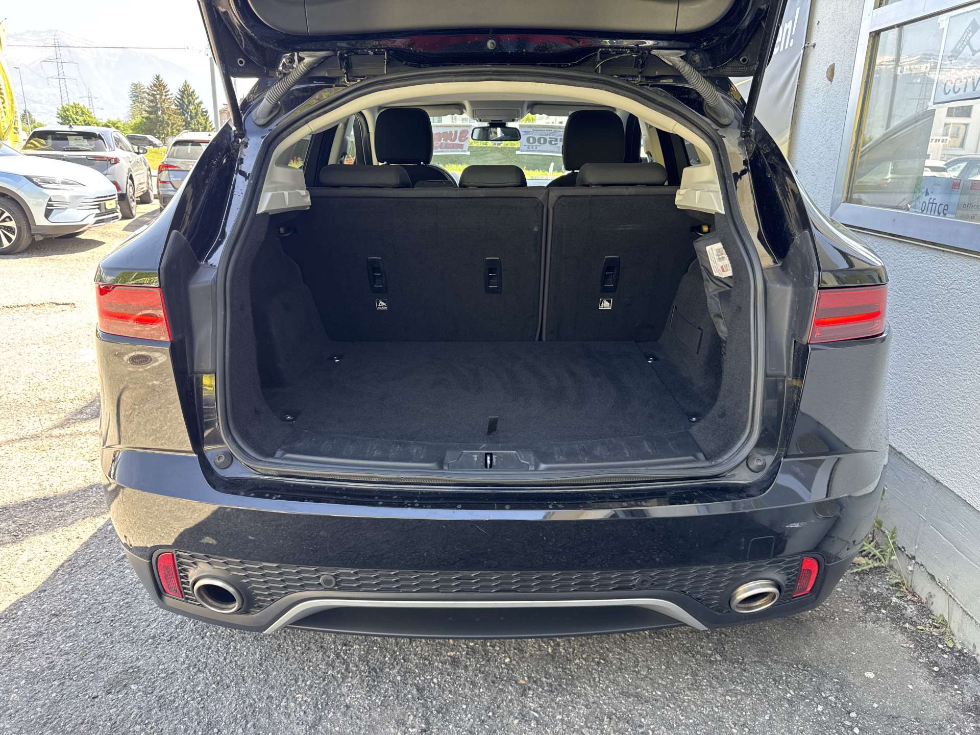 JAGUAR E-Pace 2.0d D150 AWD Automat-image-8