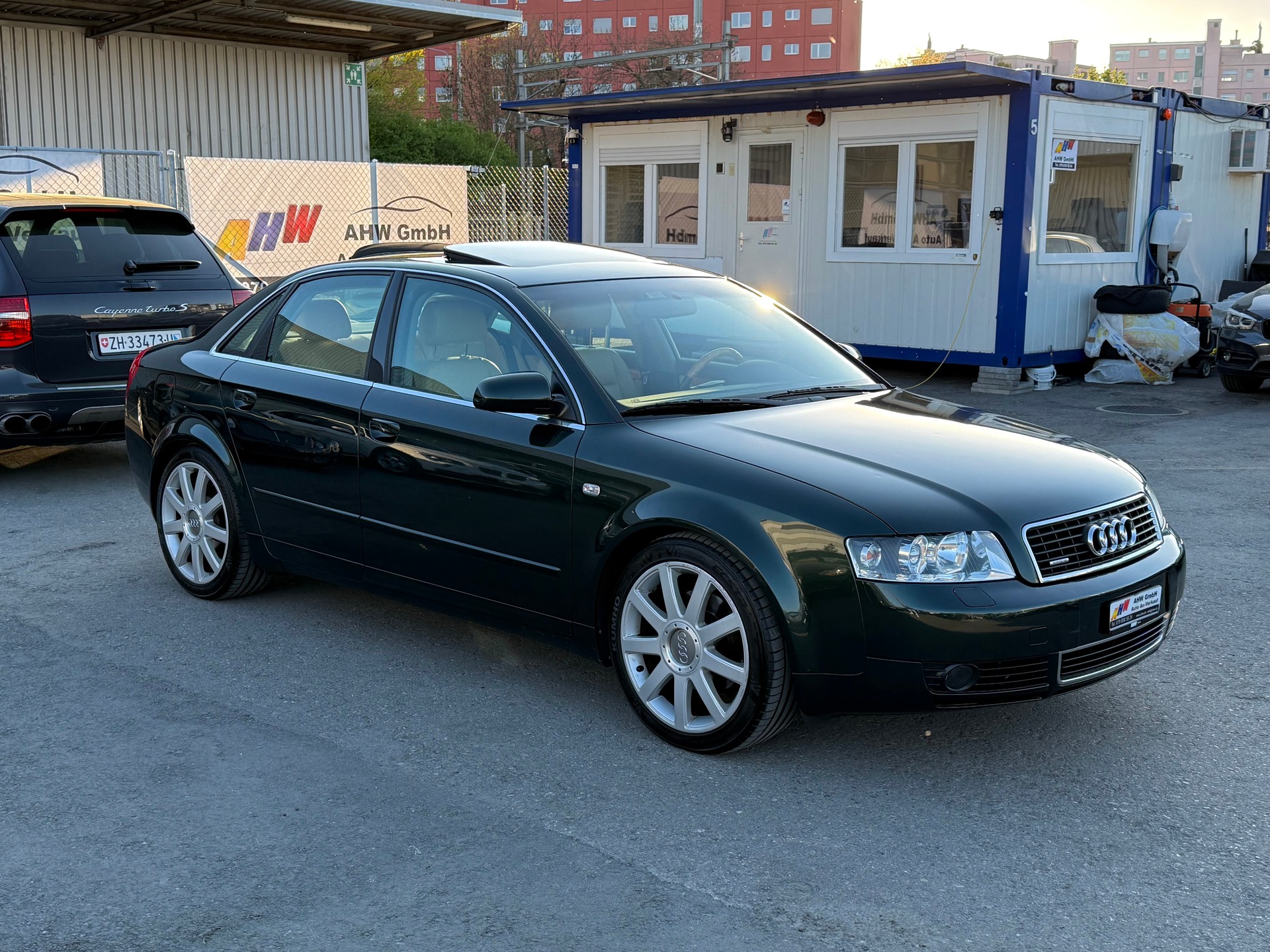 AUDI A4 3.0 V6 quattro "Audi exclusive" Frisch ab MFK / Sonderlackierung / Buffalo Leder / Holz Nussbaum / Schiebedach / Navi / Xenon-image-2