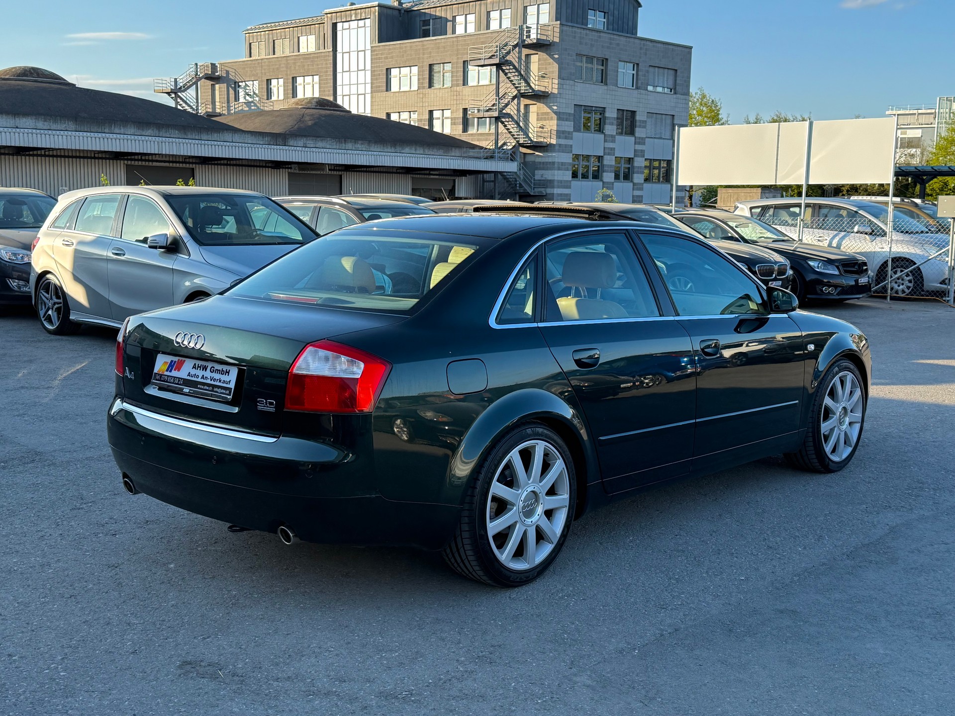 AUDI A4 3.0 V6 quattro "Audi exclusive" Frisch ab MFK / Sonderlackierung / Buffalo Leder / Holz Nussbaum / Schiebedach / Navi / Xenon-image-3