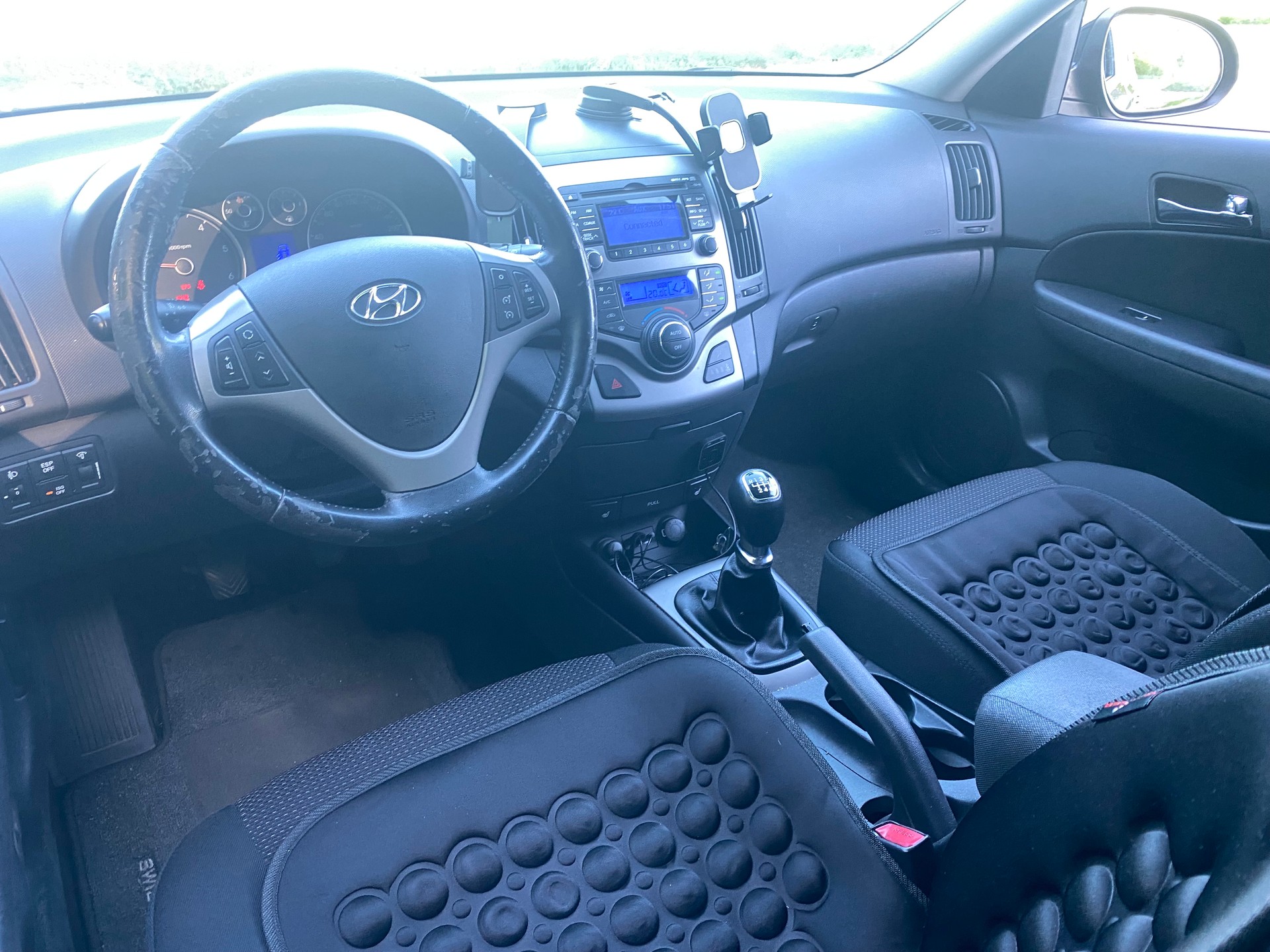 HYUNDAI i30 1.6 CRDi Swiss Plus Edition-image-8