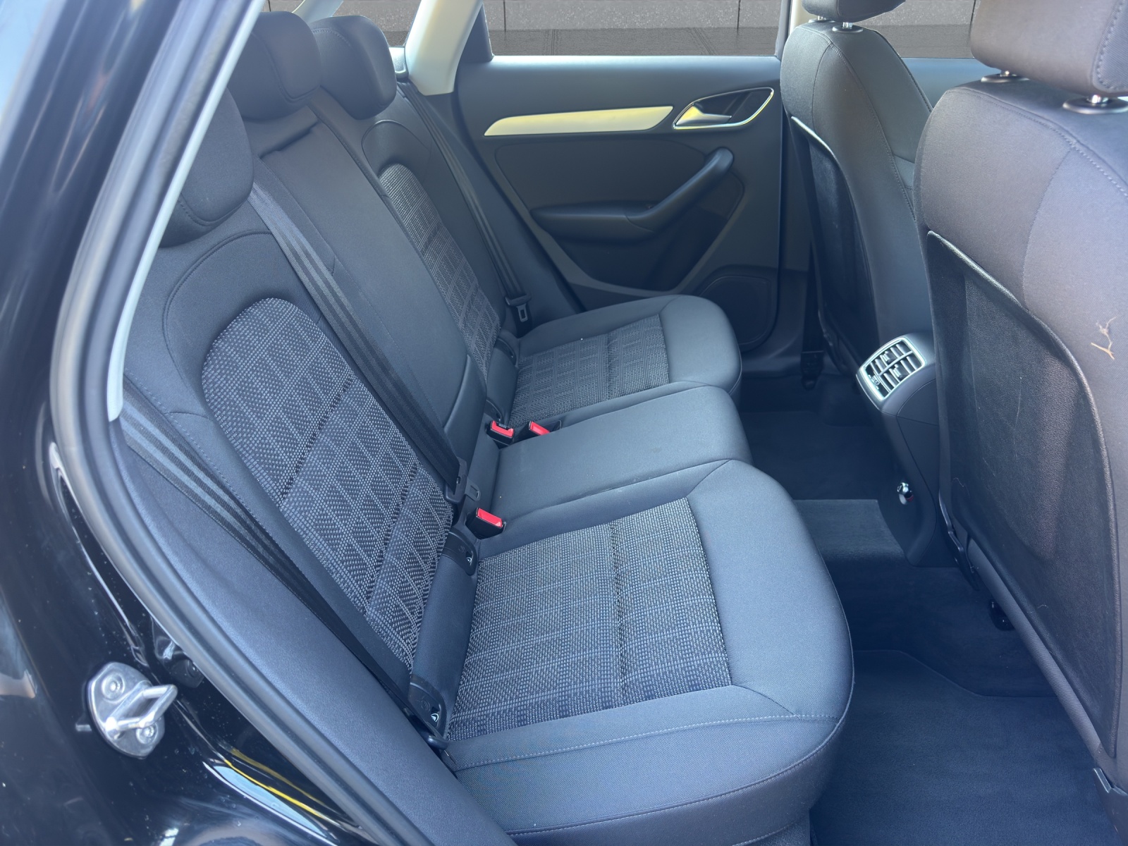AUDI Q3 2.0 TFSI quattro S-tronic-image-9