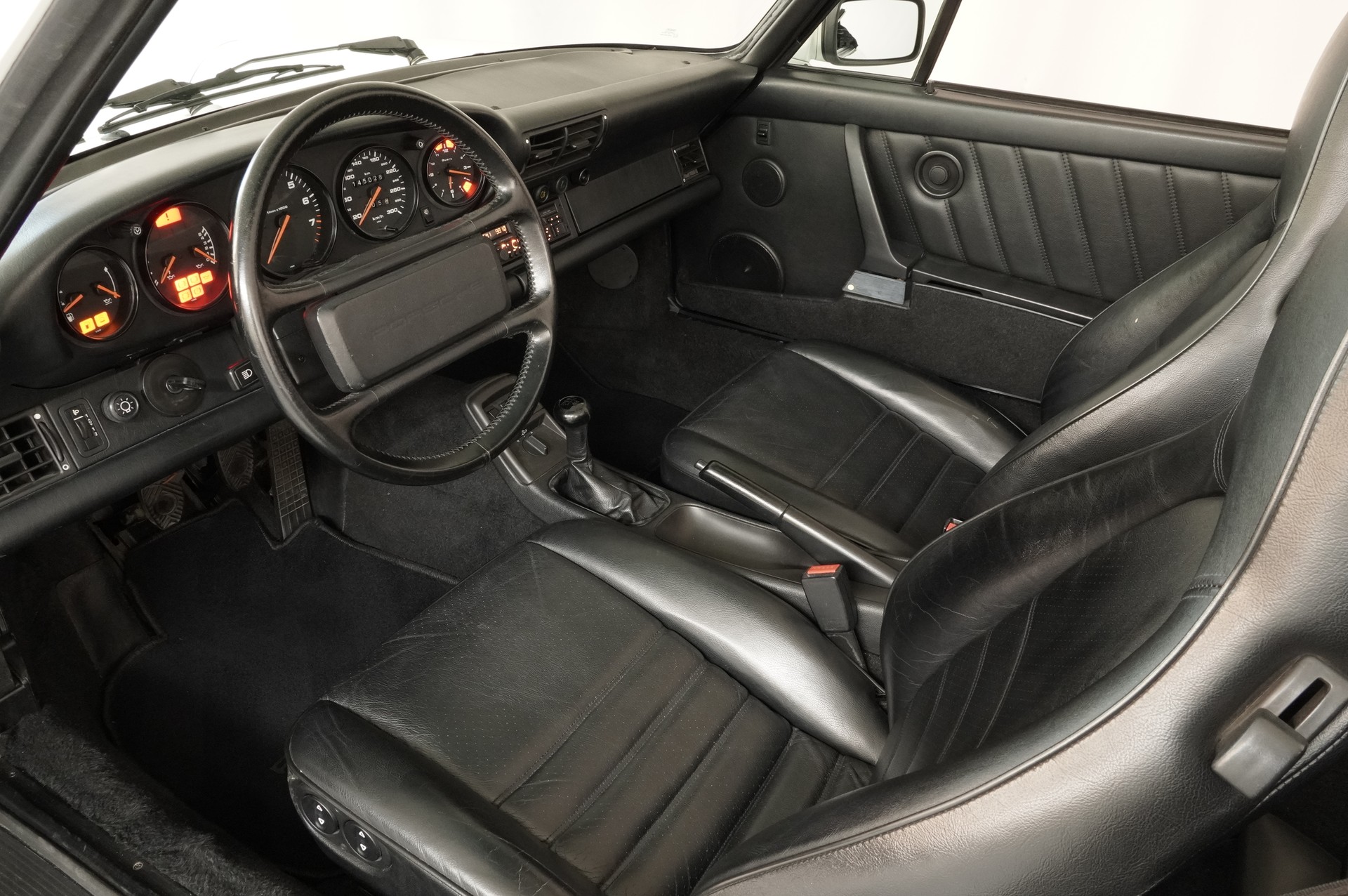 PORSCHE 911 Carrera 2 Cabrio-image-10