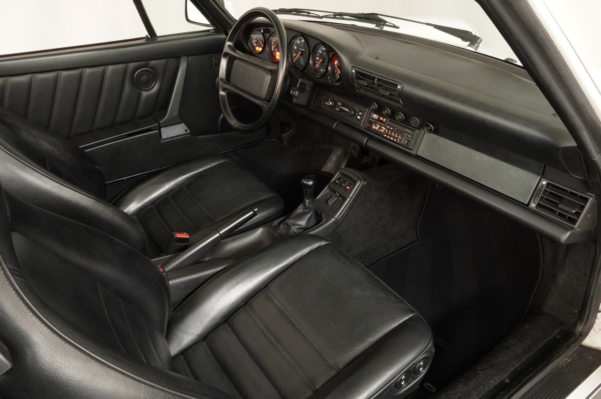 PORSCHE 911 Carrera 2 Cabrio-image-11