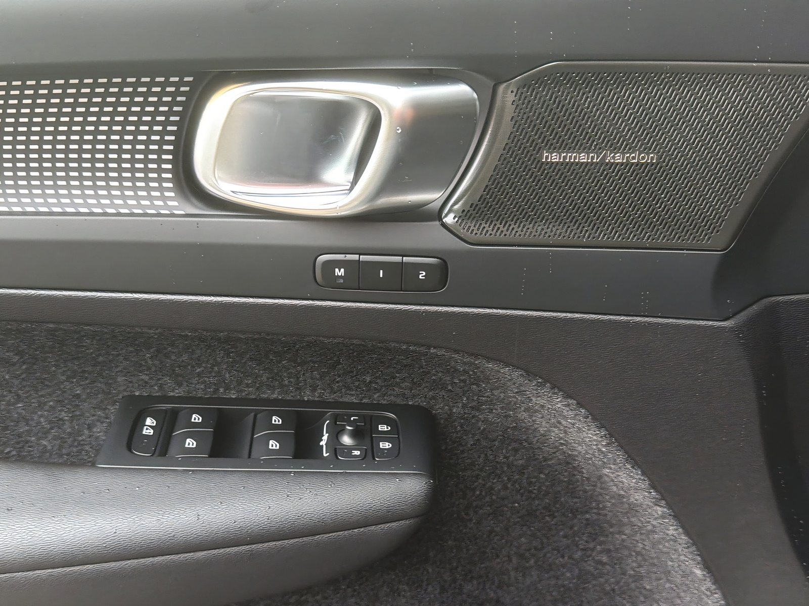 VOLVO EX40 Twin XCENTRIC Edition AWD-image-12