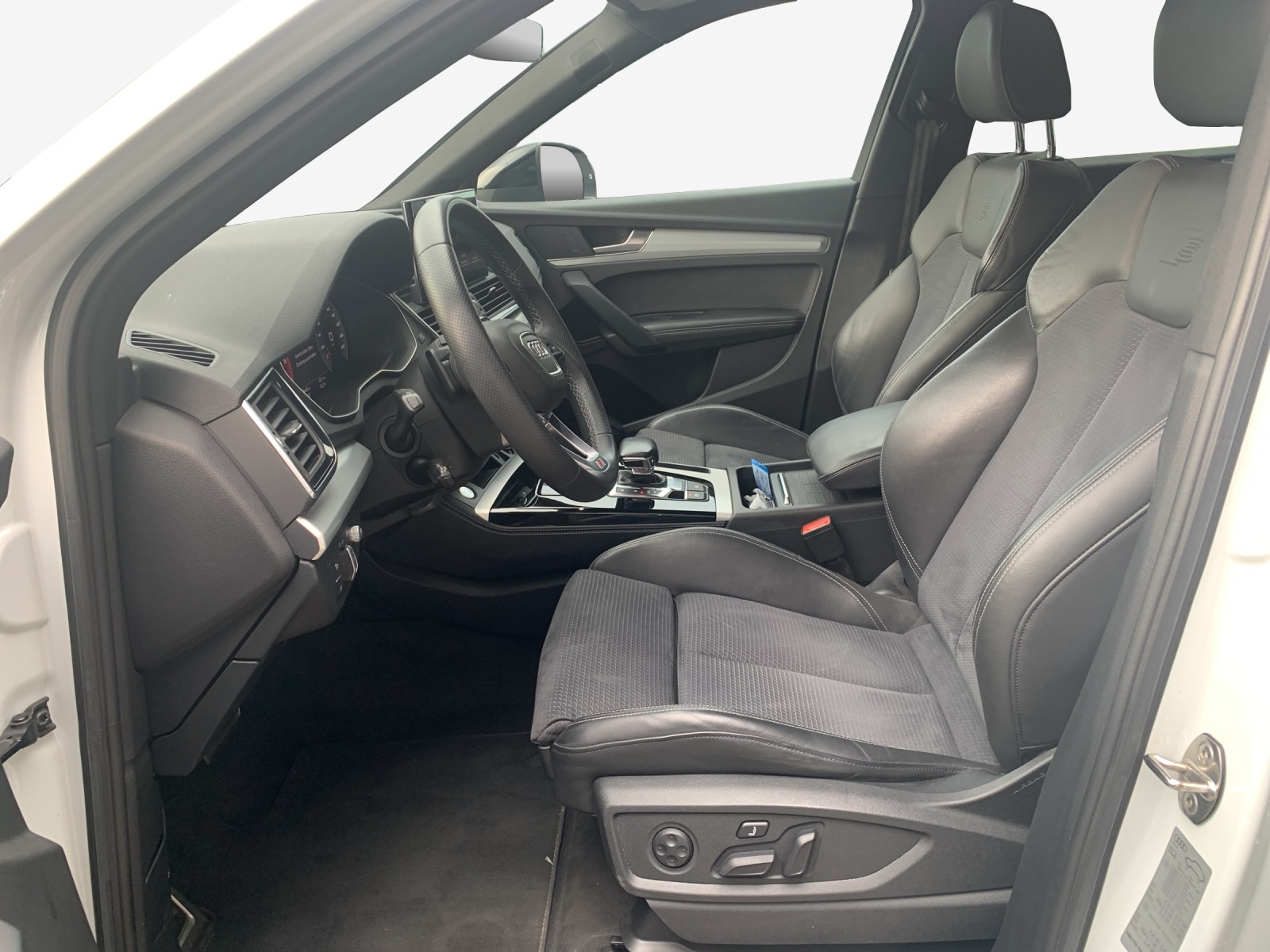 AUDI Q5 40 TDI Black Edition quattro S-tronic-image-10