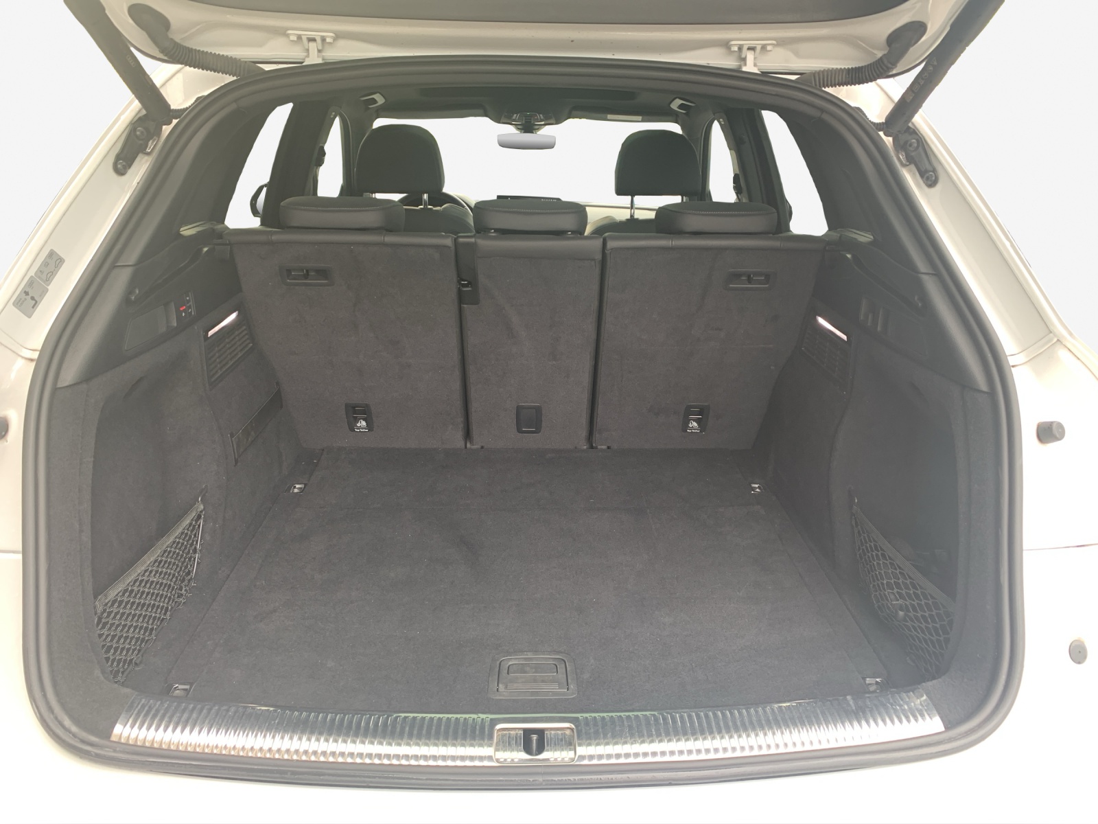 AUDI Q5 40 TDI Black Edition quattro S-tronic-image-6