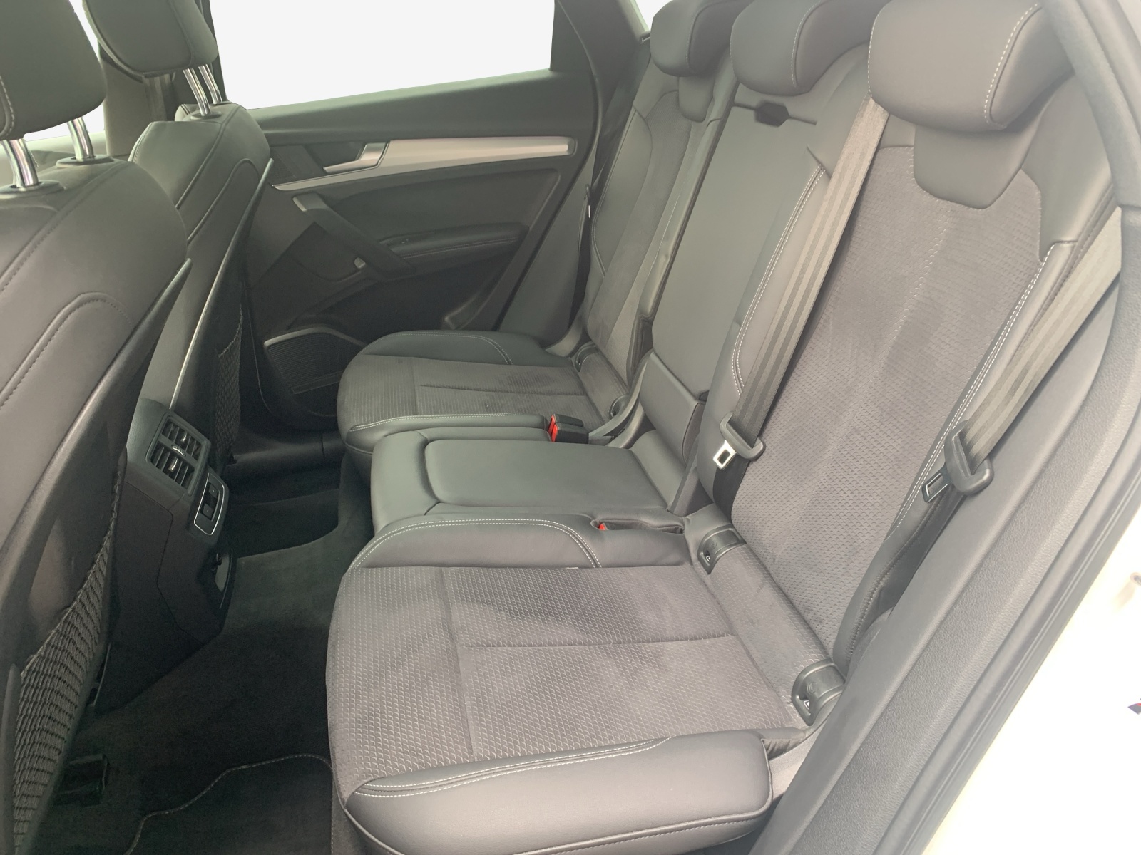 AUDI Q5 40 TDI Black Edition quattro S-tronic-image-15