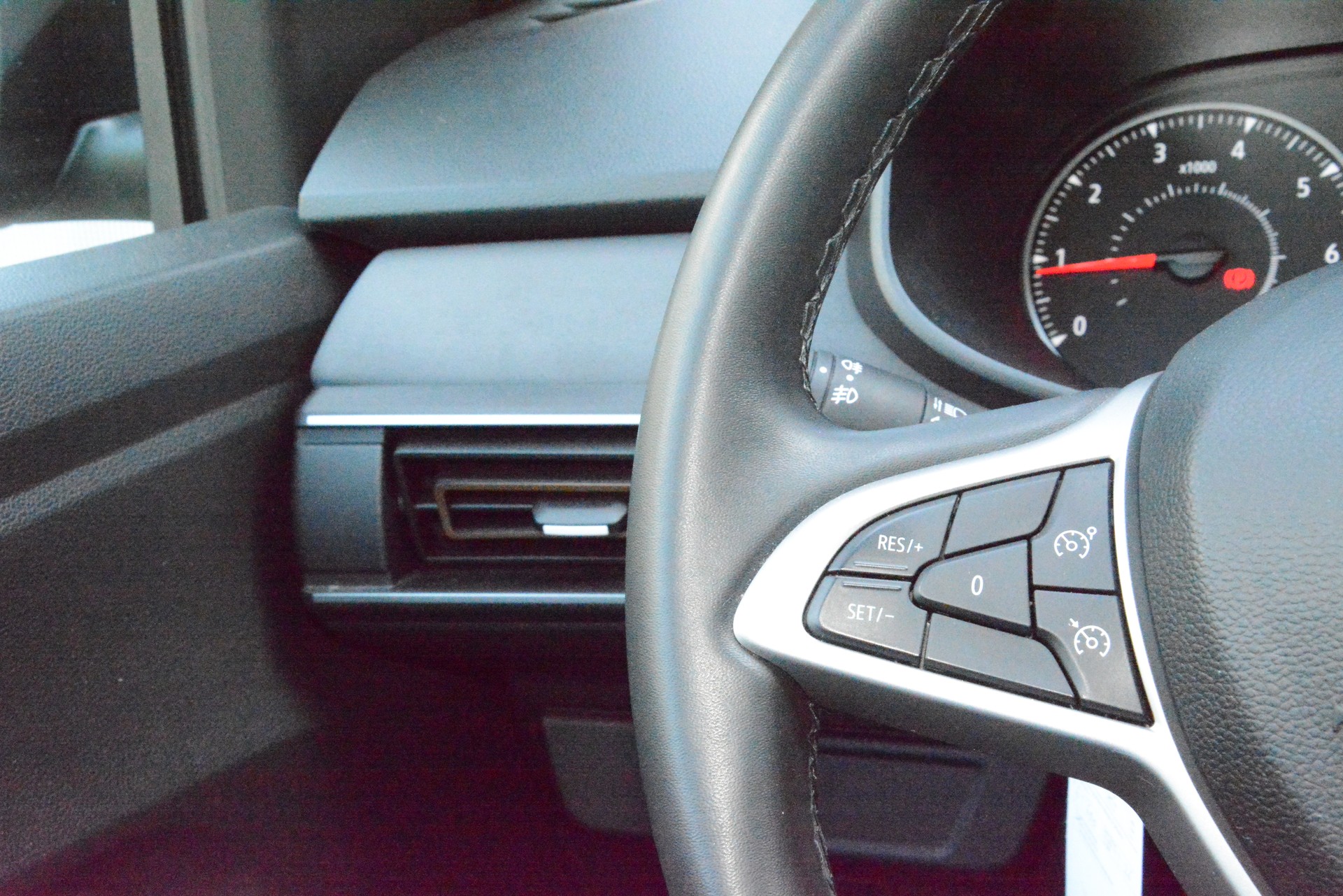 DACIA Sandero Stepway TCe 90 Extreme+ CVT-image-12