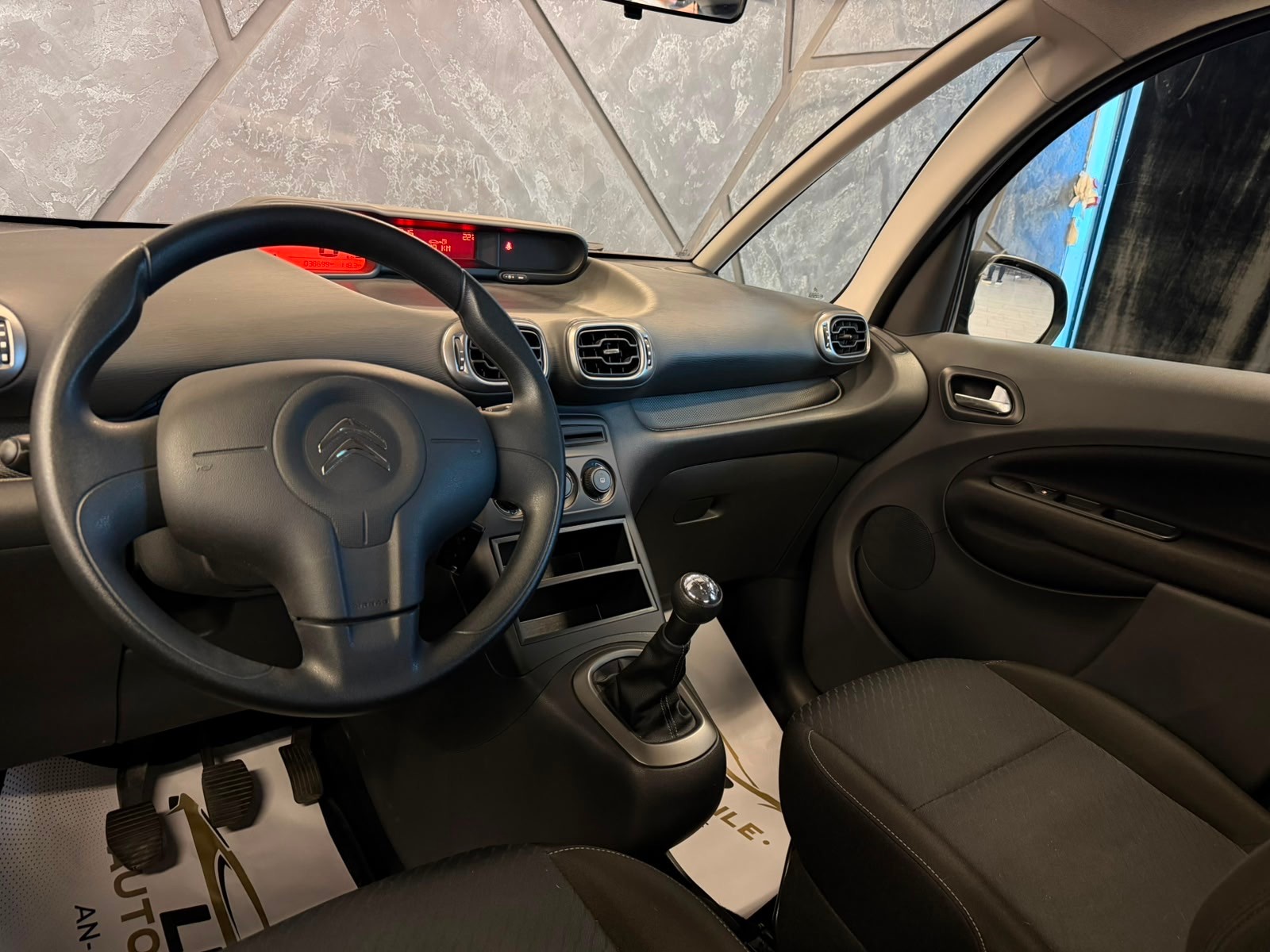 CITROEN C3 Picasso 1.4i 16V Attraction-image-9
