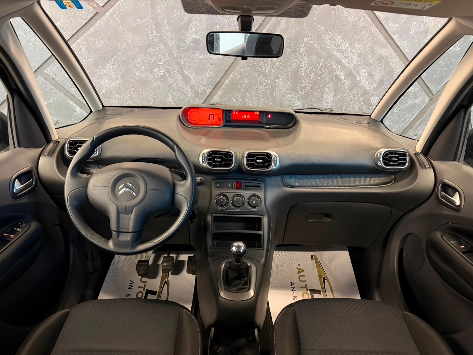 CITROEN C3 Picasso 1.4i 16V Attraction-image-8