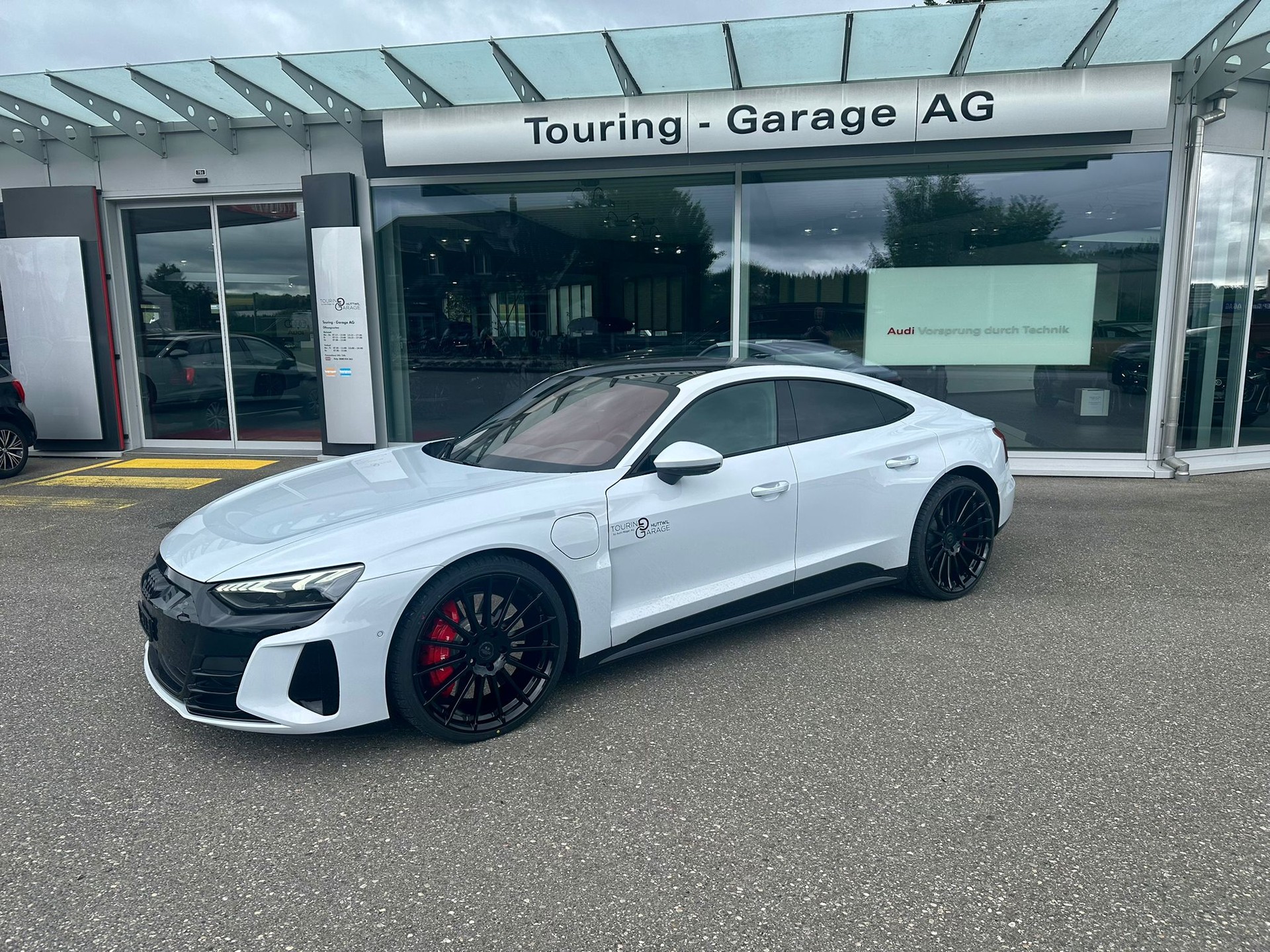 AUDI e-tron GT quattro-image-1