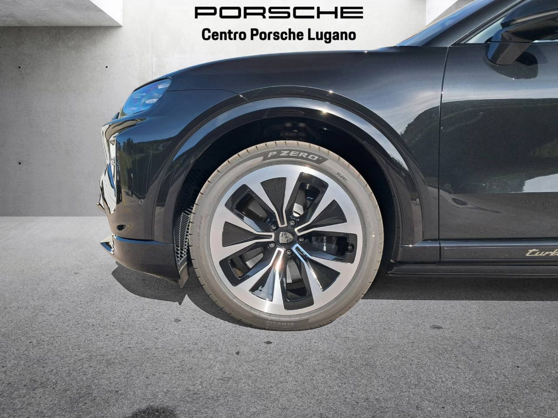 PORSCHE Cayenne Turbo Electric-image-11