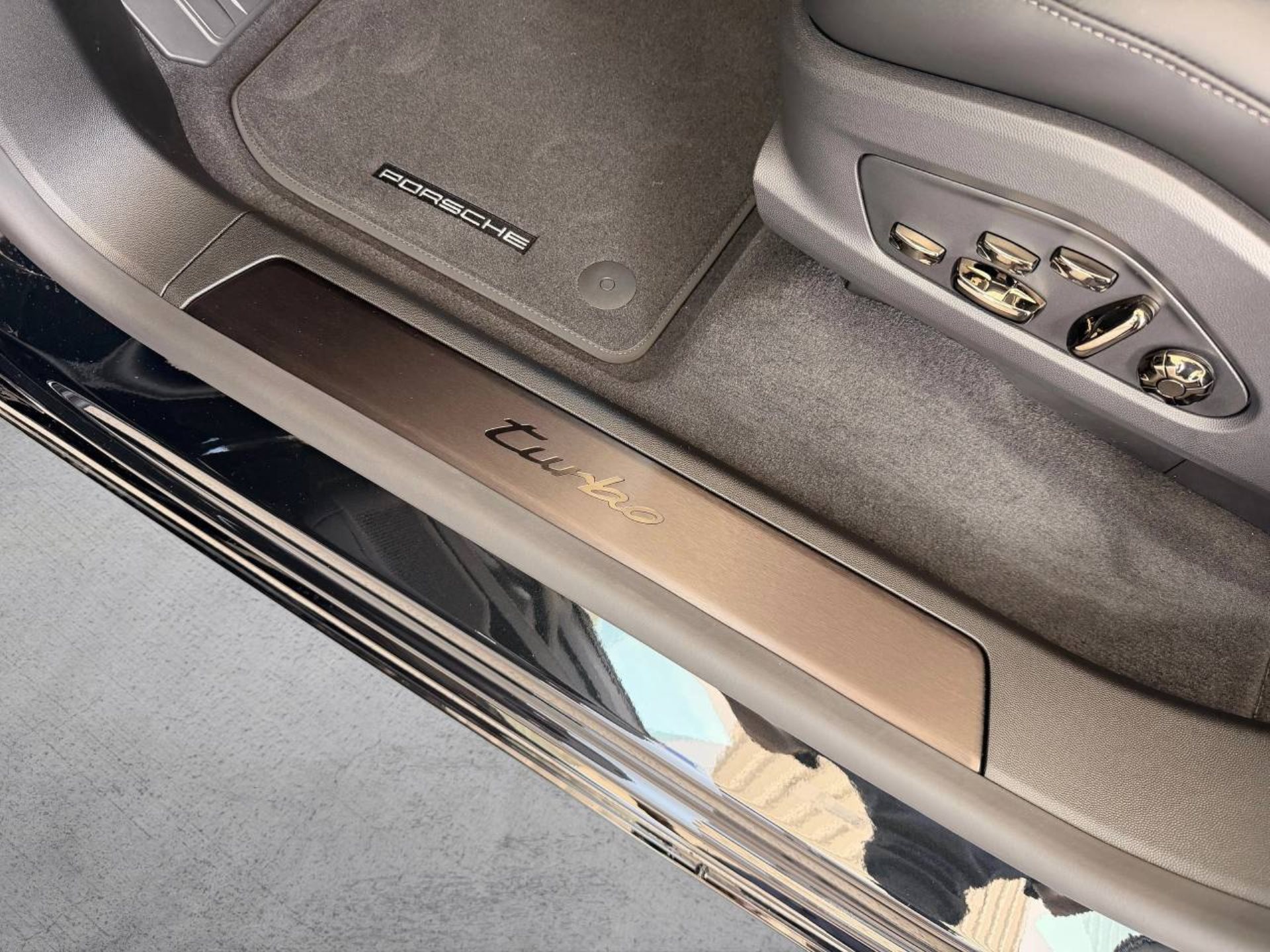 PORSCHE Cayenne Turbo Electric-image-26