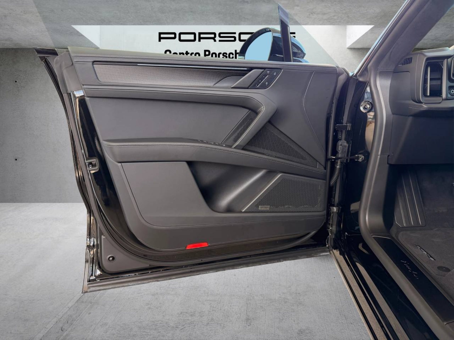 PORSCHE Cayenne Turbo Electric-image-23