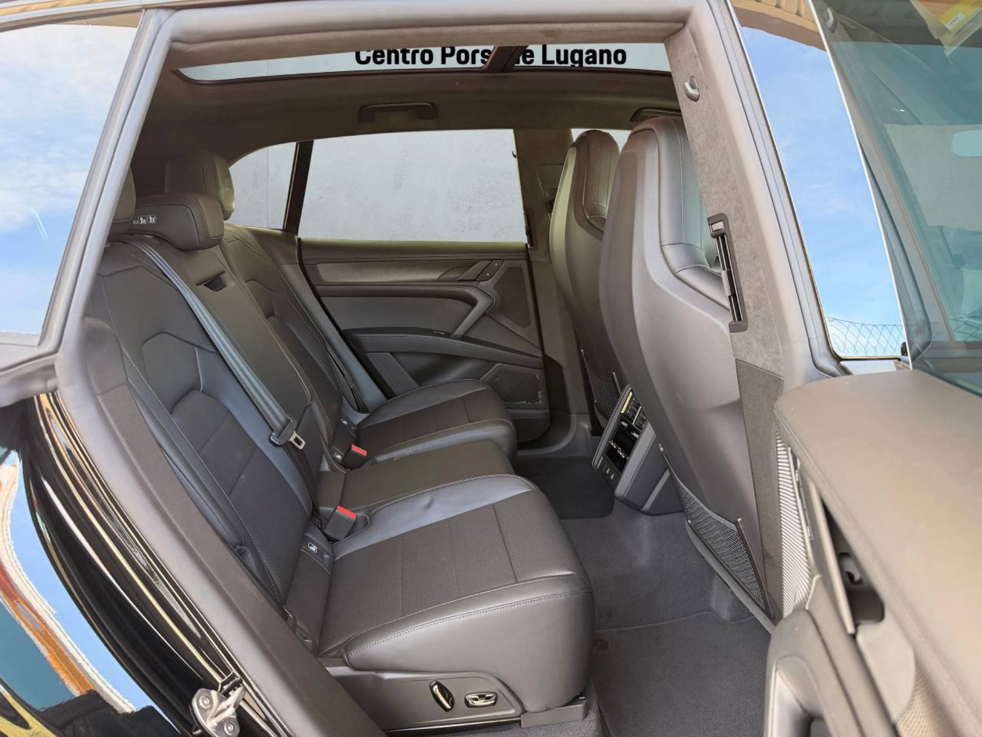PORSCHE Cayenne Turbo Electric-image-17