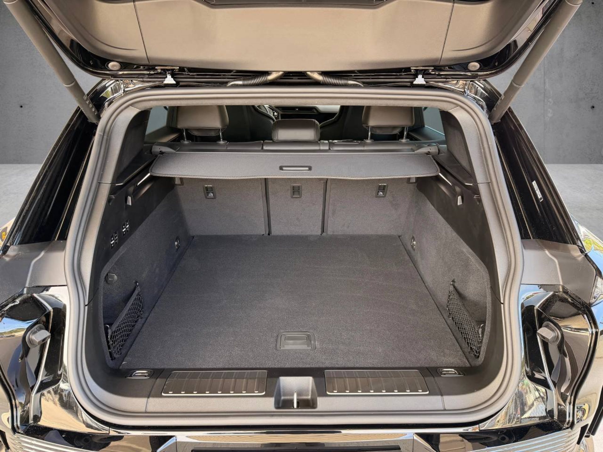 PORSCHE Cayenne Turbo Electric-image-24