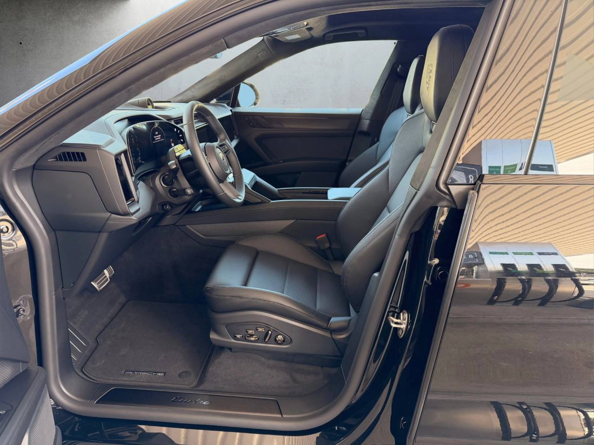 PORSCHE Cayenne Turbo Electric-image-3
