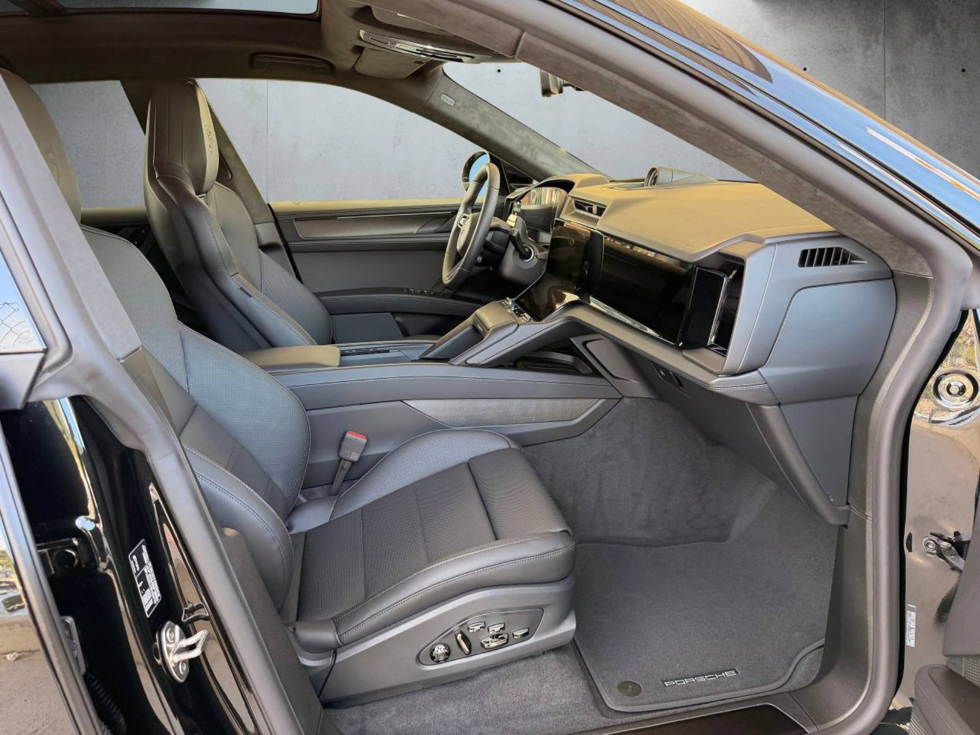 PORSCHE Cayenne Turbo Electric-image-13