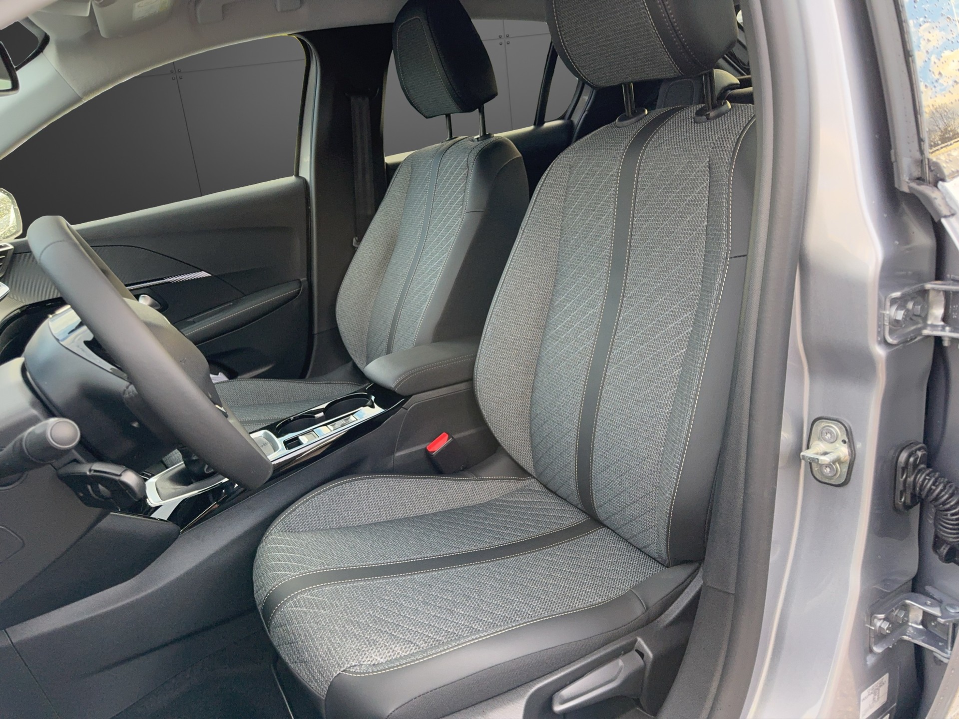 PEUGEOT 208 1.2 Allure-image-4
