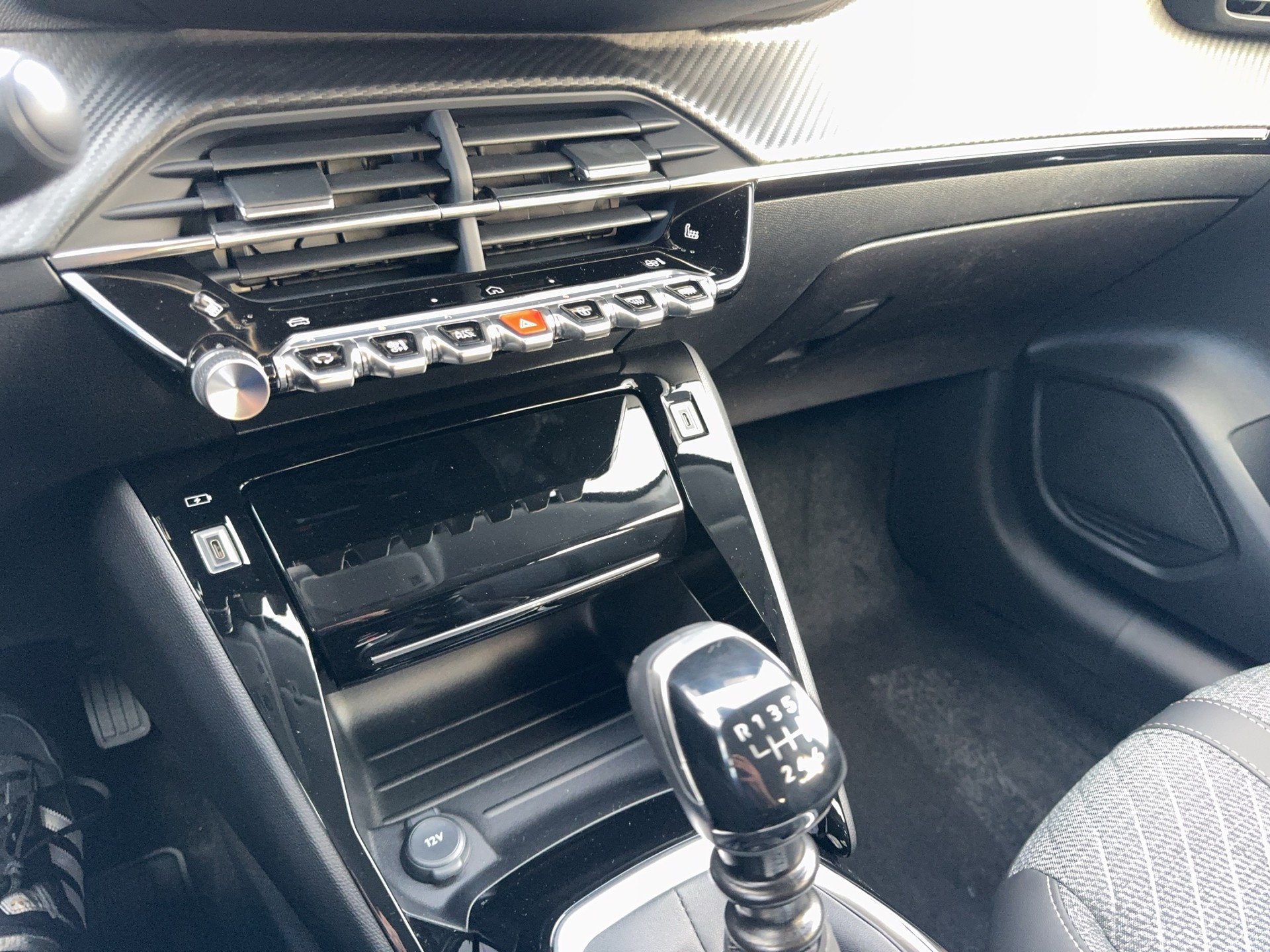 PEUGEOT 208 1.2 Allure-image-9