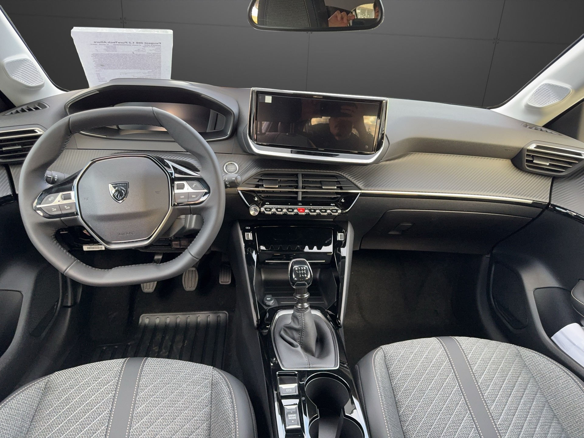 PEUGEOT 208 1.2 Allure-image-6
