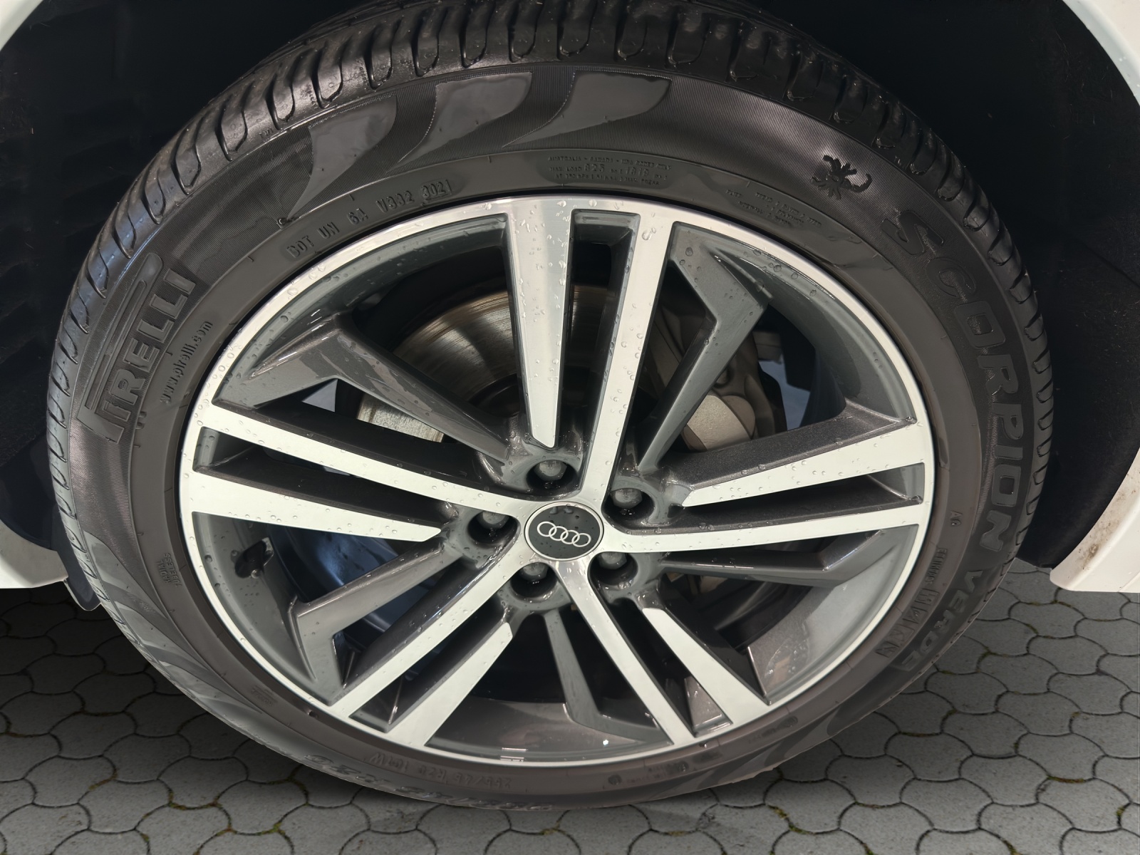 AUDI Q5 50 TFSI e PHEV Black Edition quattro S-tronic-image-8