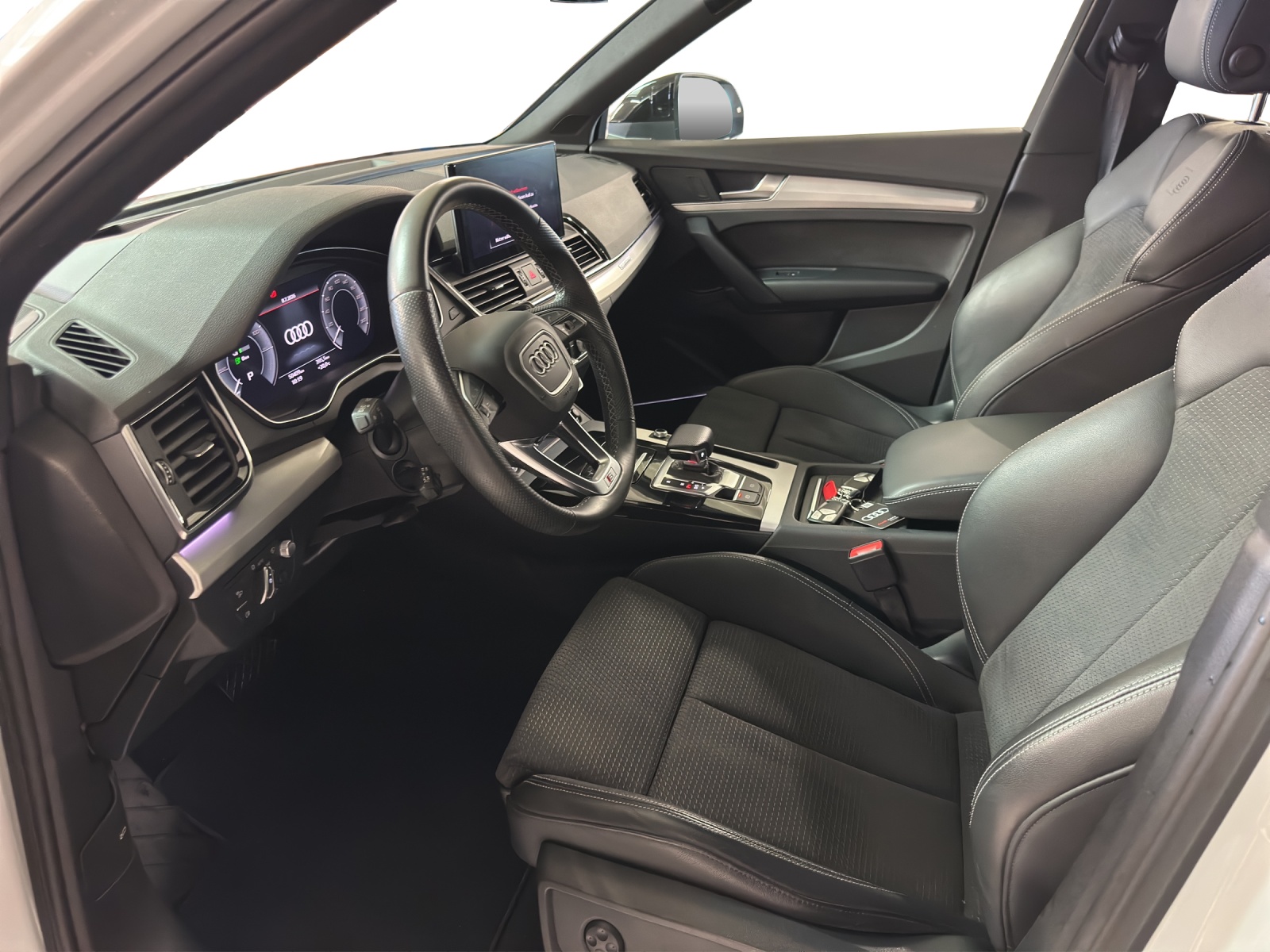 AUDI Q5 50 TFSI e PHEV Black Edition quattro S-tronic-image-9