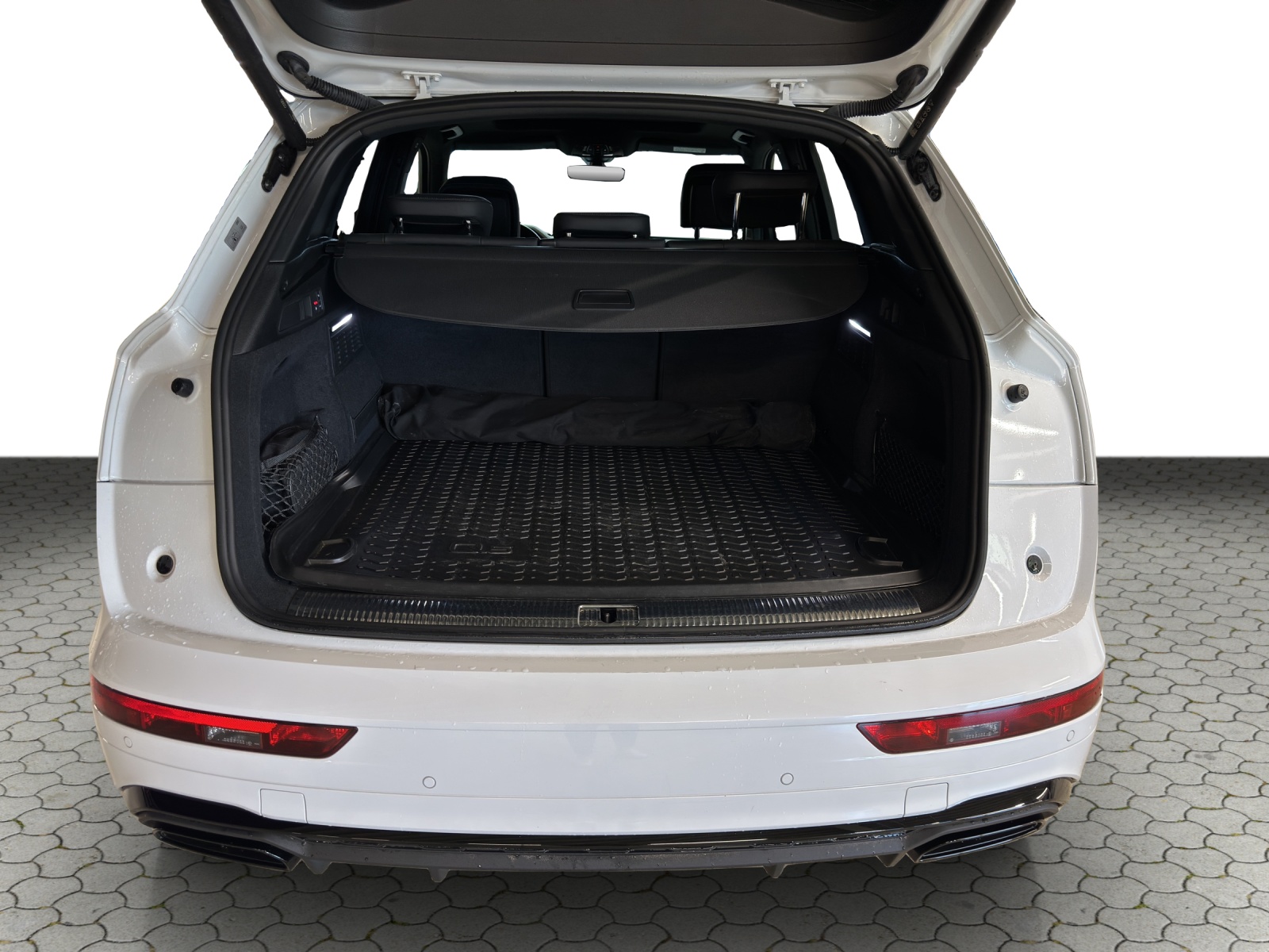 AUDI Q5 50 TFSI e PHEV Black Edition quattro S-tronic-image-12