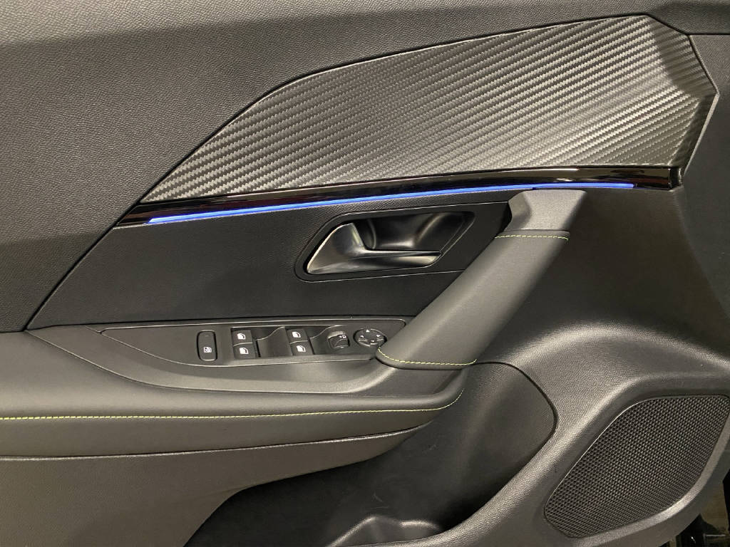 PEUGEOT 2008 1.2 Hybrid 145 GT-image-11