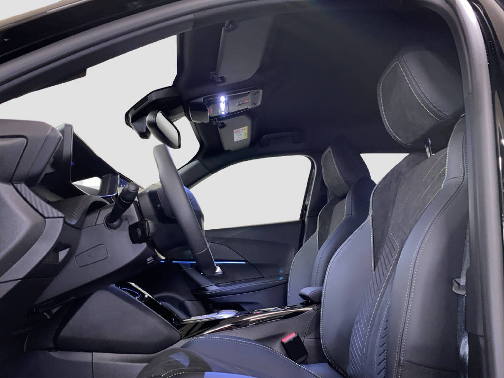 PEUGEOT 2008 1.2 Hybrid 145 GT-image-6
