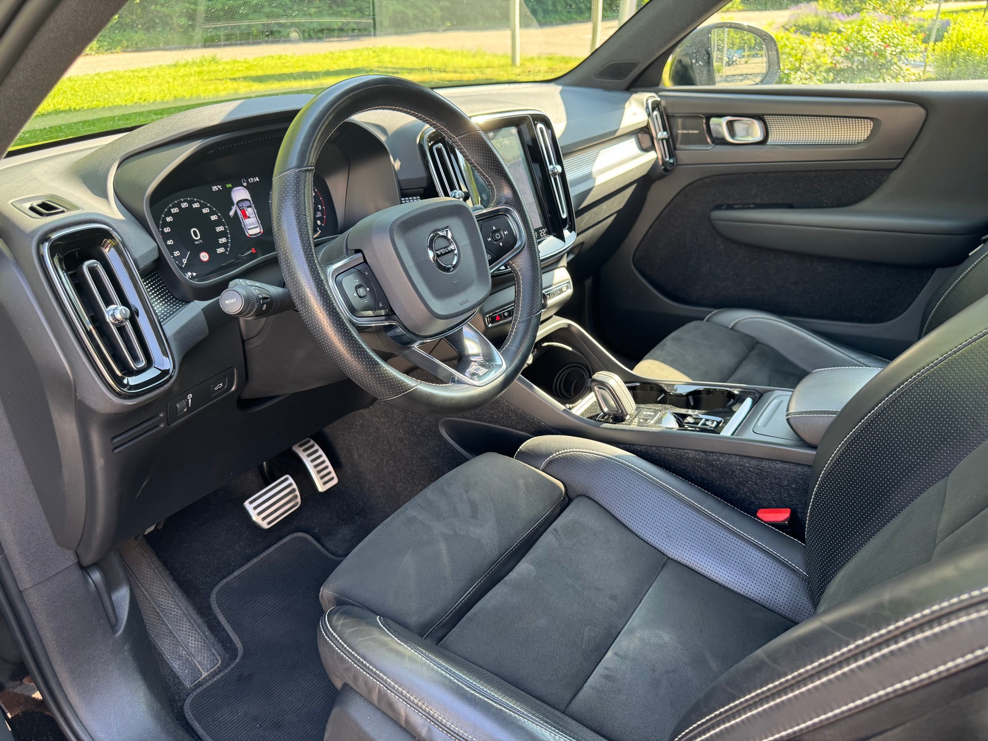 VOLVO 2.0 T5 R-Design AWD-image-3