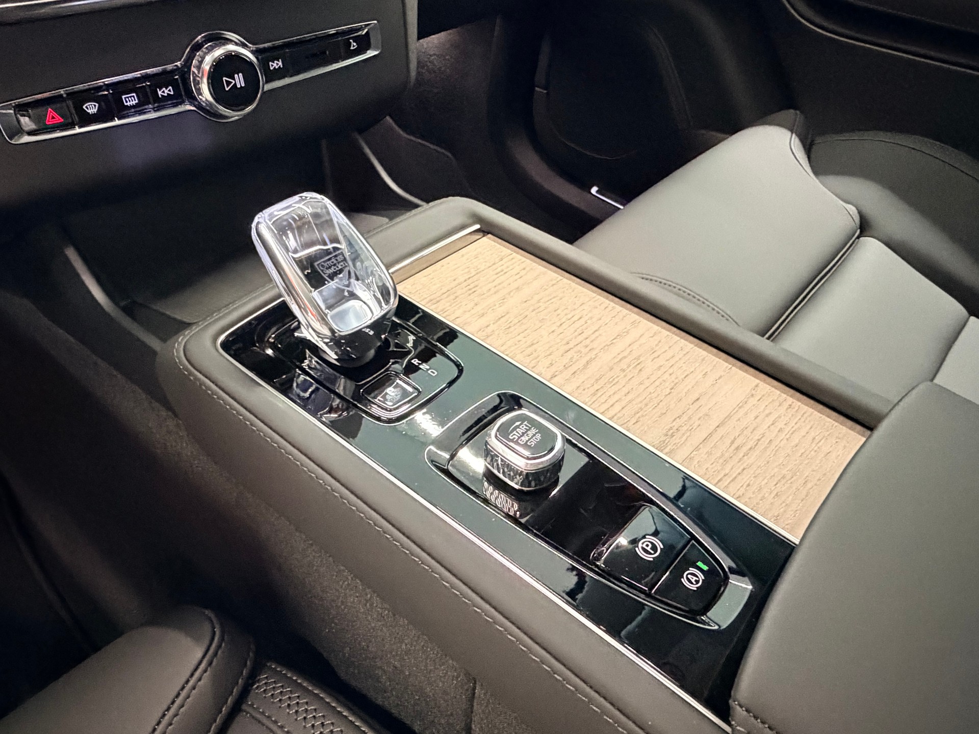 VOLVO XC90 T8 eAWD PluginHybrid Plus Dark Geartronic-image-27